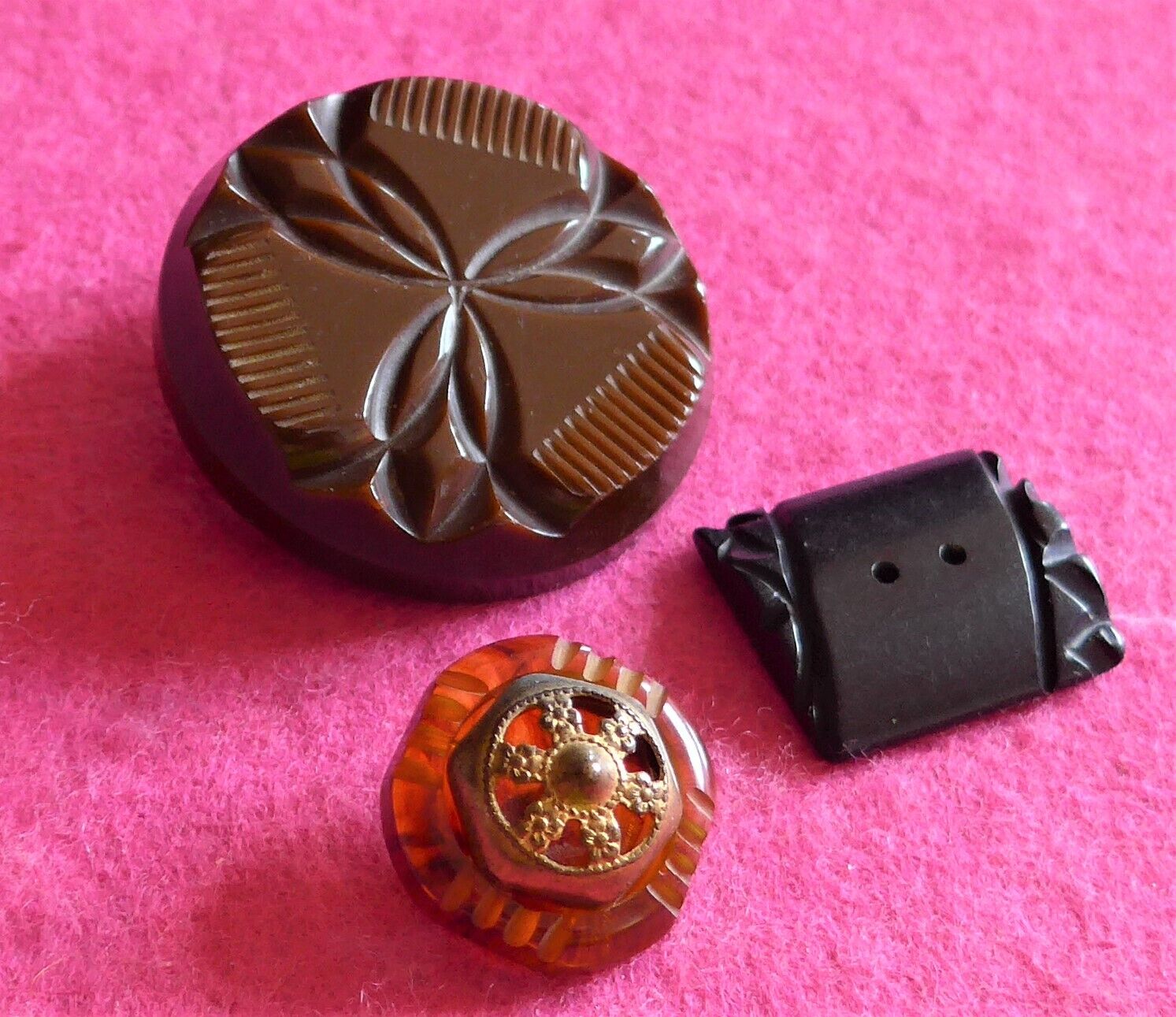 COLLECTABLE vintage 3 ART DECO BAKELITE BUTTONS - carved etc - tested ( 8 )