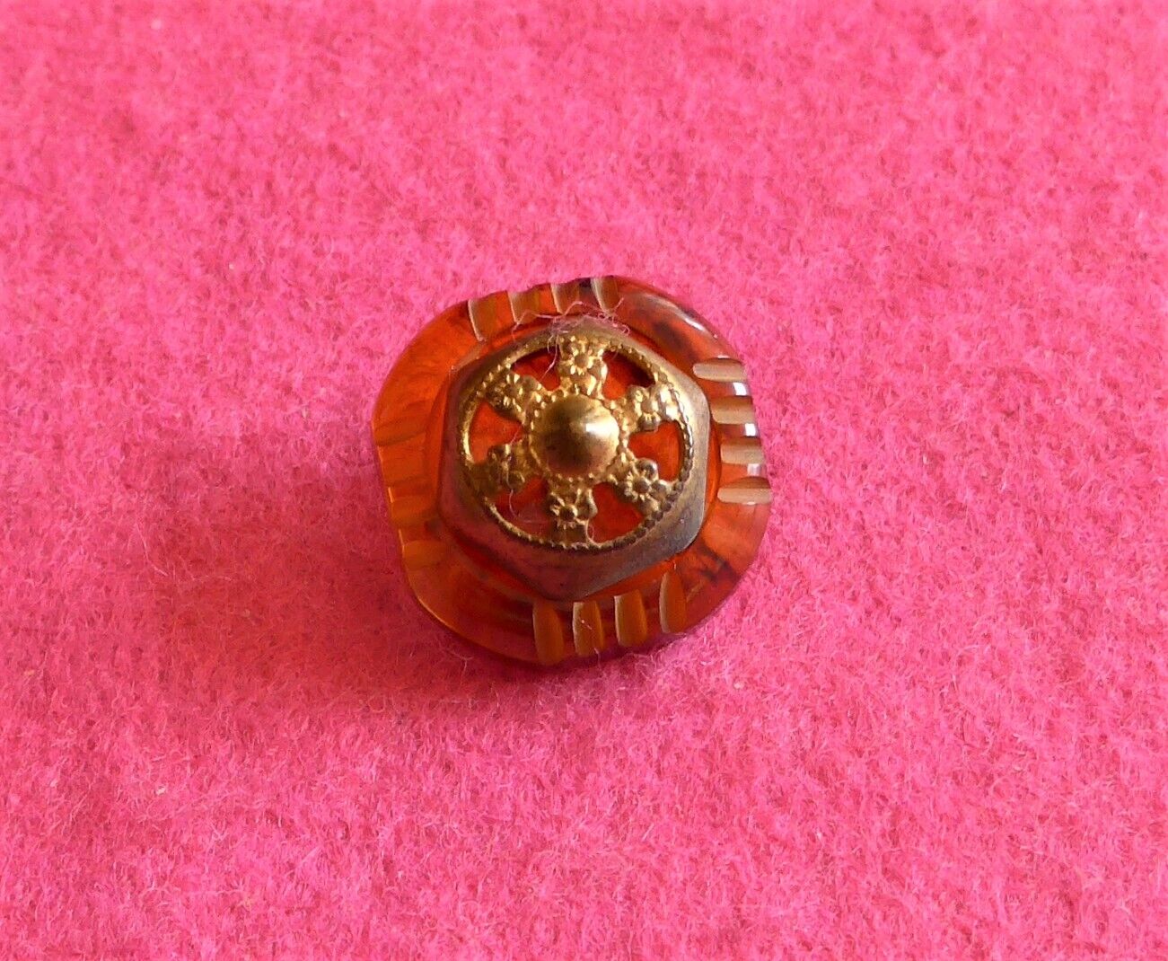 COLLECTABLE vintage 3 ART DECO BAKELITE BUTTONS - carved etc - tested ( 8 )