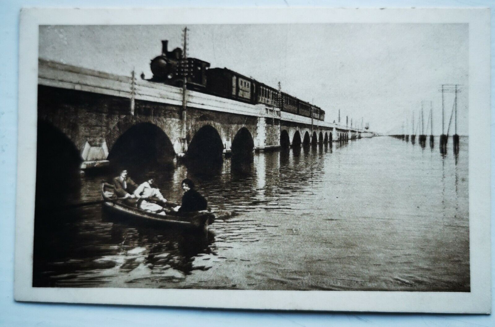 Old un-used postcard:  Motif with train on Railway Bridge in Venice   Pok1348