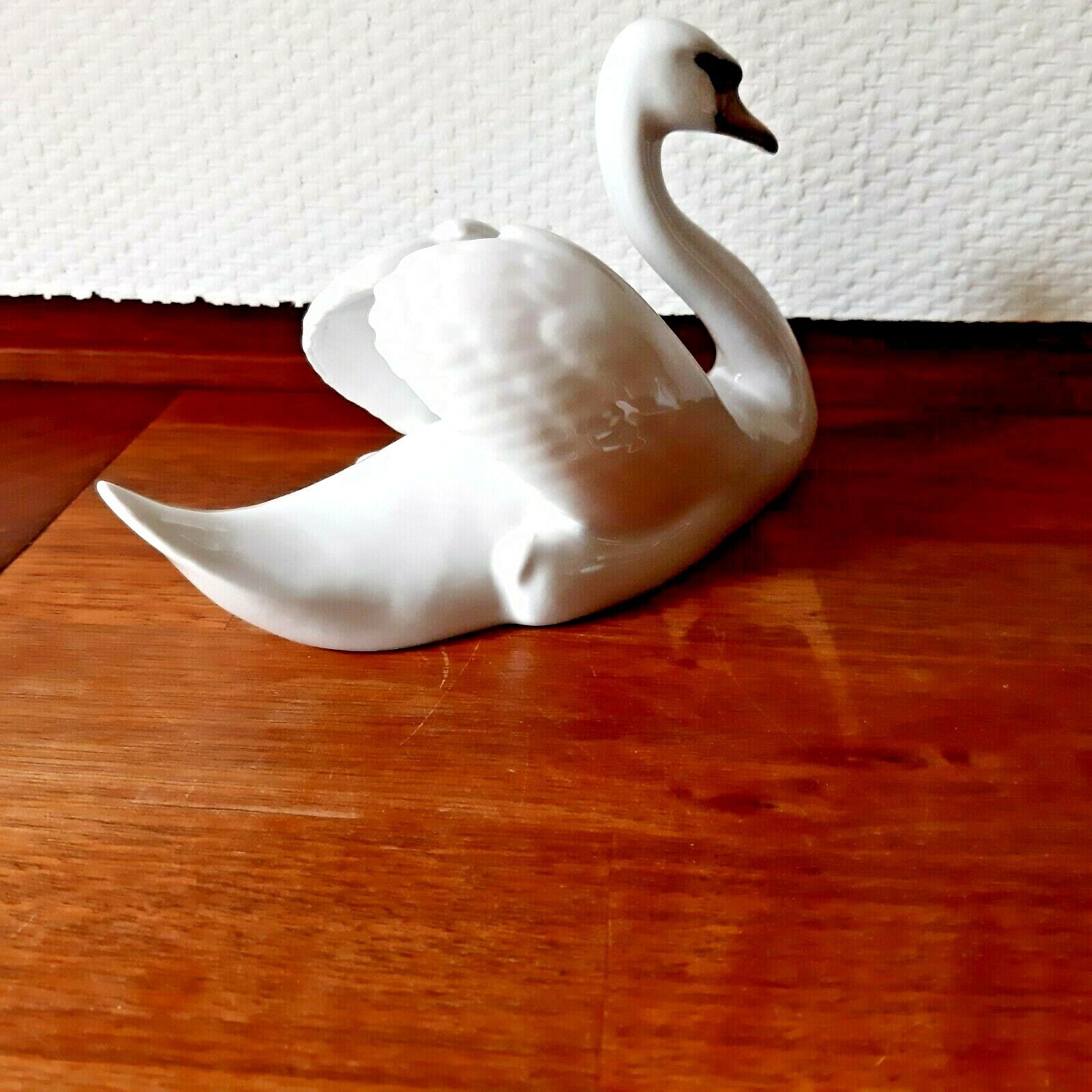 SWAN by Erik Nielsen for ROYAL COPENHAGEN Denmark # 073 Very Sweet