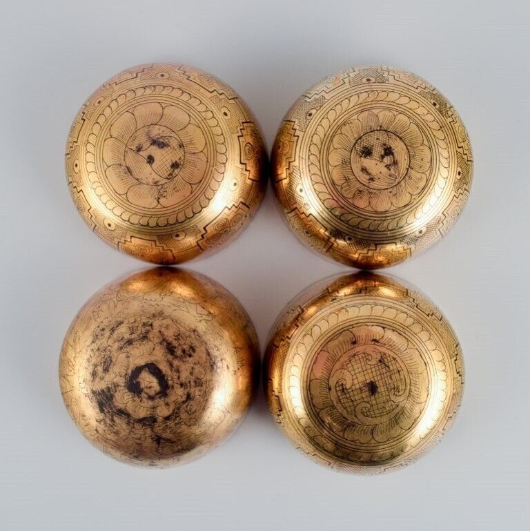 Four Asian bowls made of papier-mâché Decorated in gold and black