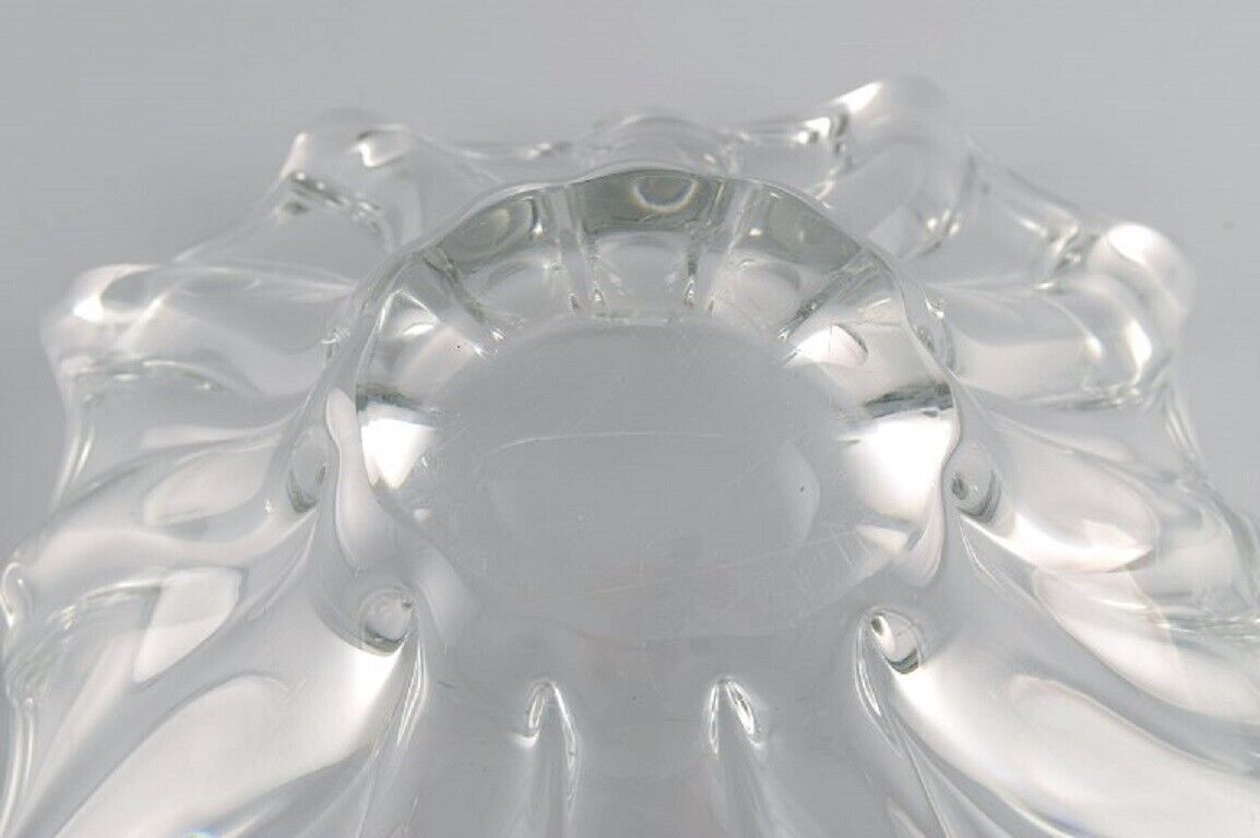 Muhr France Large bowl in clear mouth-blown art glass with wavy edge 1970s