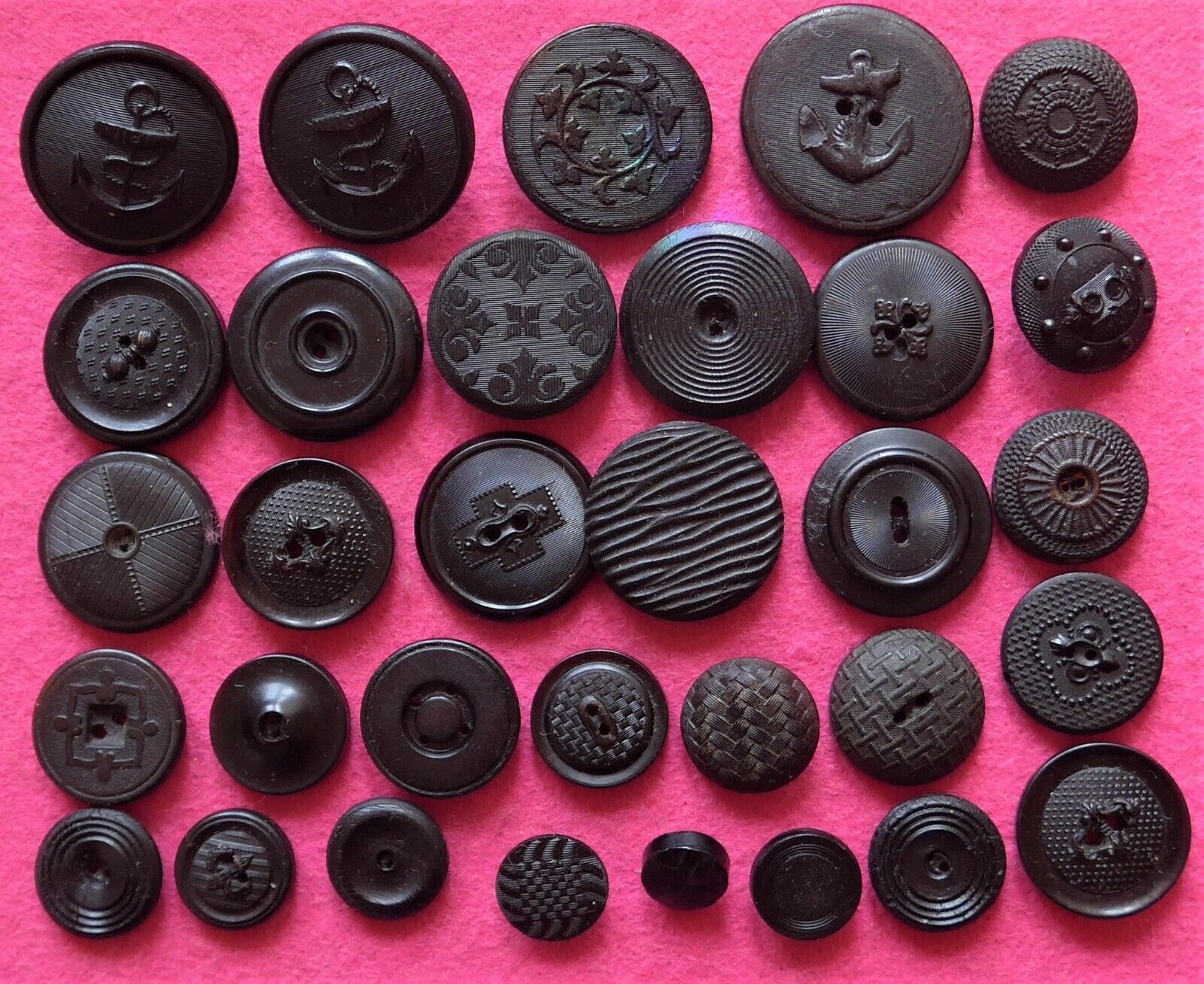 32 COLLECTABLE VICTORIAN ANTIQUE pressed BLACK BOVINE HORN buttons (21)