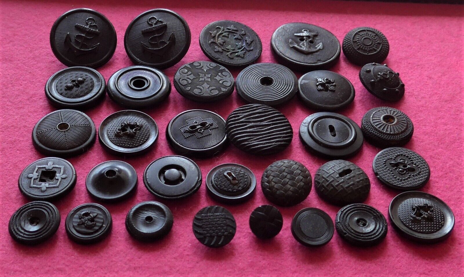 32 COLLECTABLE VICTORIAN ANTIQUE pressed BLACK BOVINE HORN buttons (21)