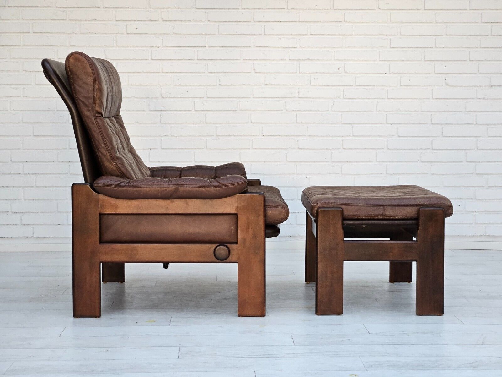 1970s Danish adjustable lounge chair with footstool brown leather by Skippers