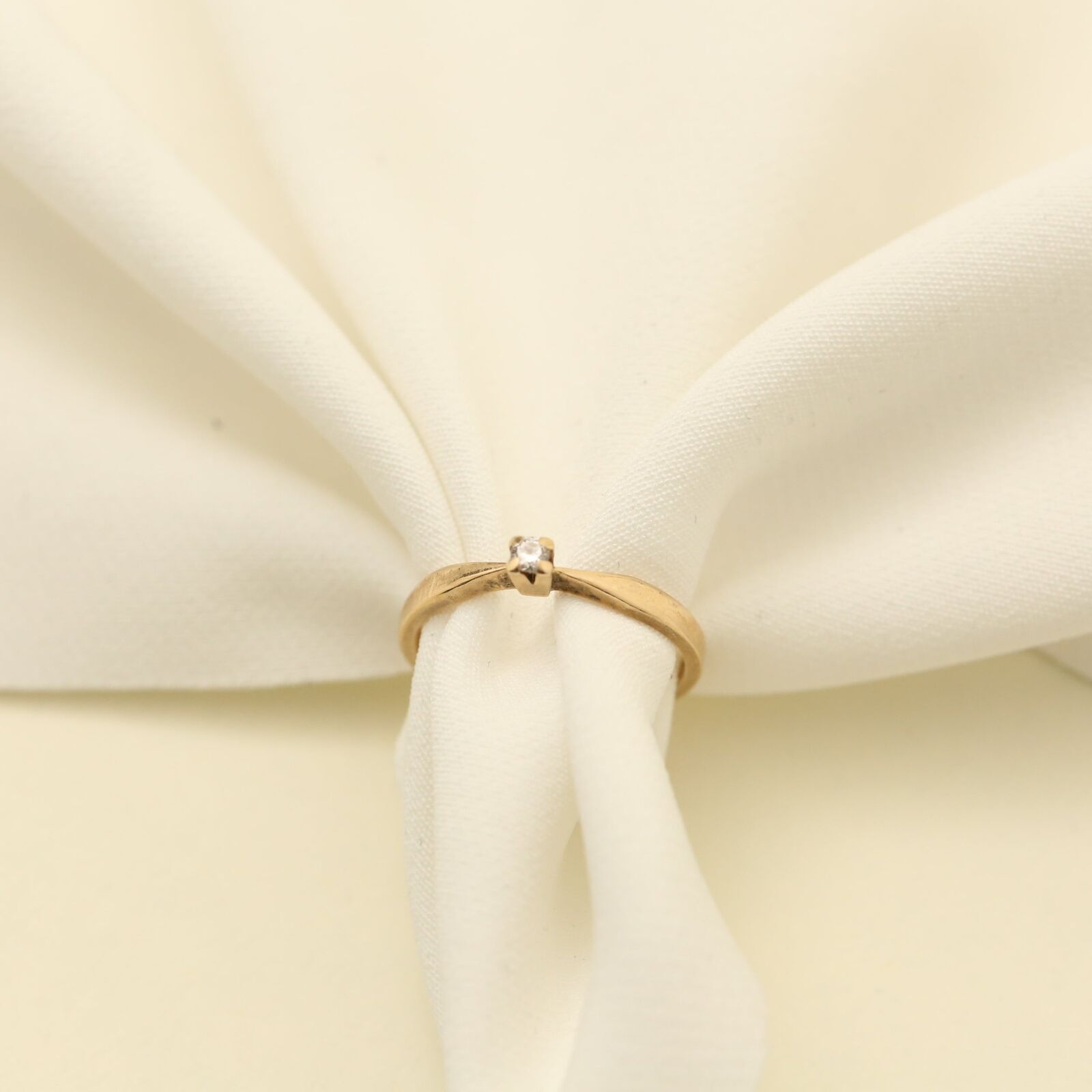 Ring with diamond (005 ct) in 14K Gold size 6 | Vintage Solid Gold