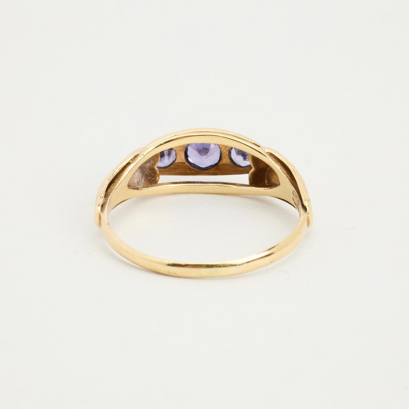 Ring with and synthetic sapphire in 8K Gold size 8 | Vintage Solid