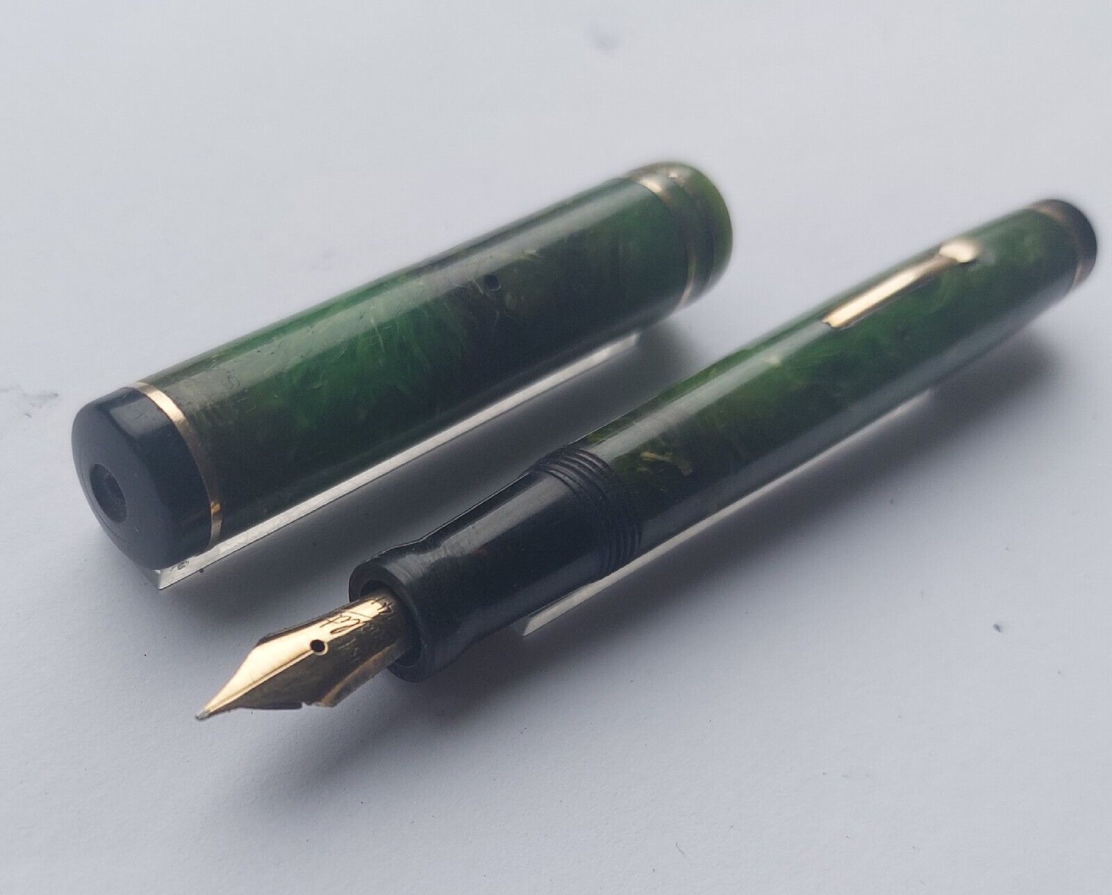 Vintage short green marbled Eversharp fountain pen