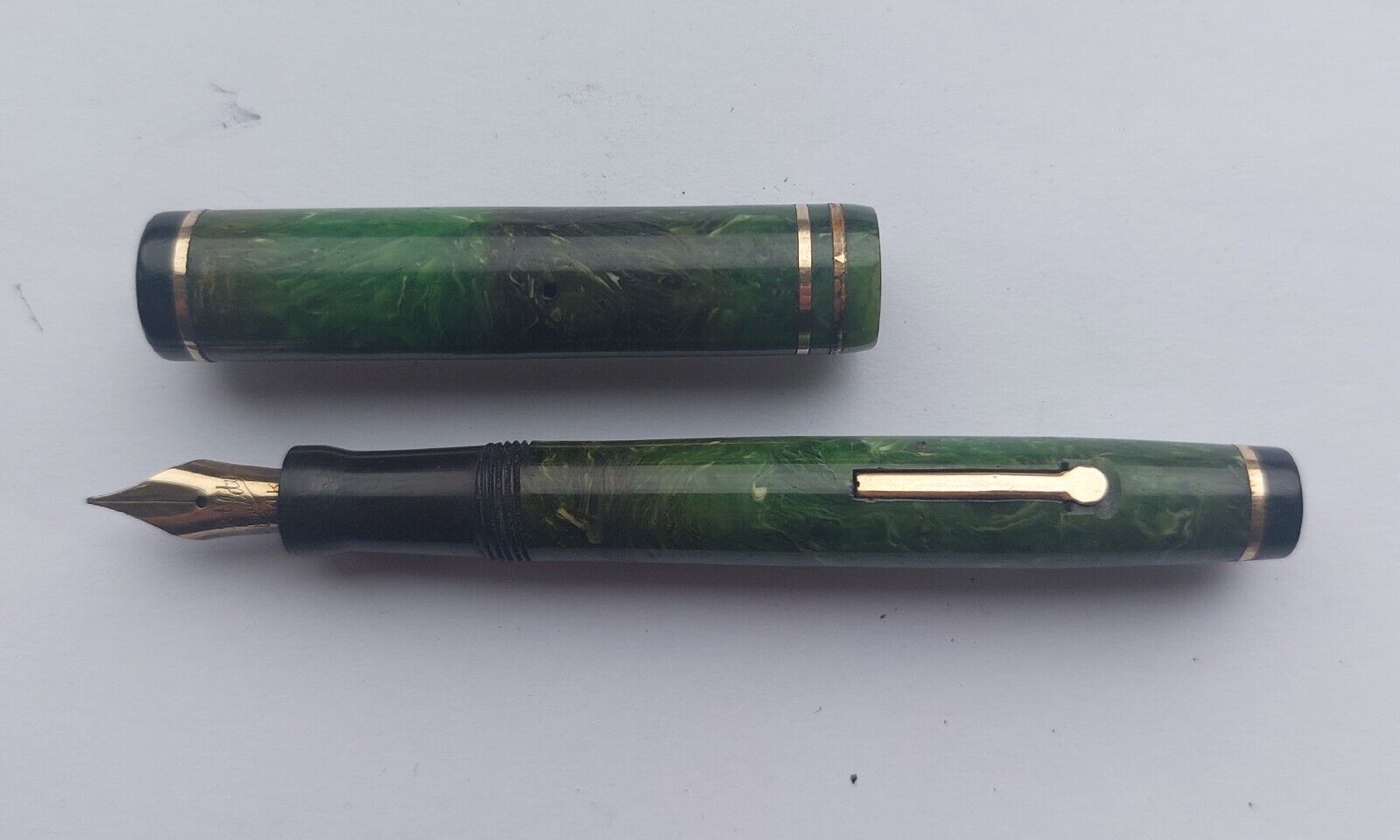 Vintage short green marbled Eversharp fountain pen