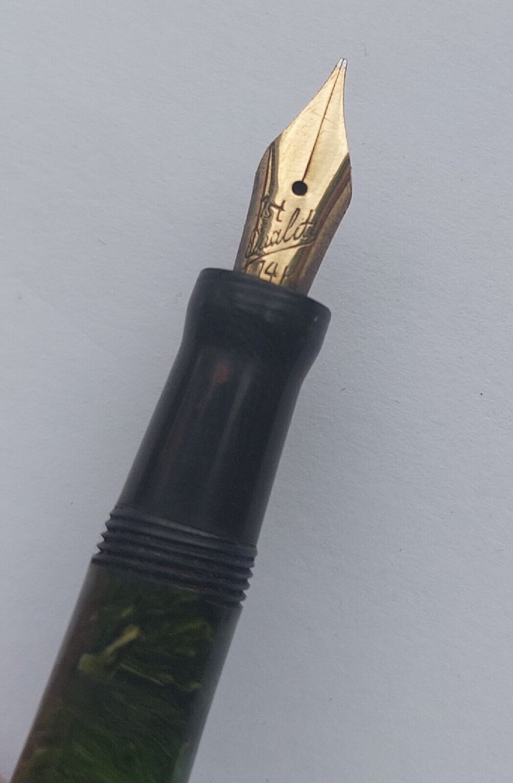 Vintage short green marbled Eversharp fountain pen