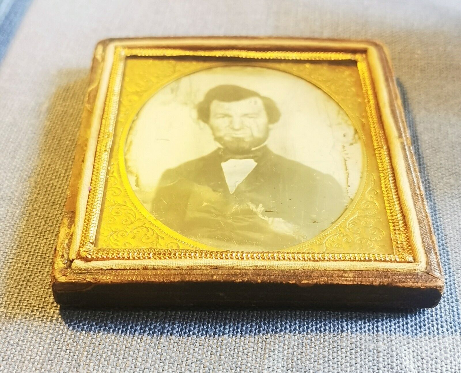 Antique photo: Portrait of gentleman with beard and tie in case frame c 1860