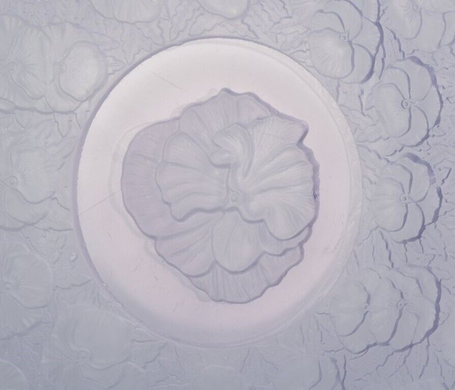 René Lalique style Colossal bowl with flower motifs in purple art glass