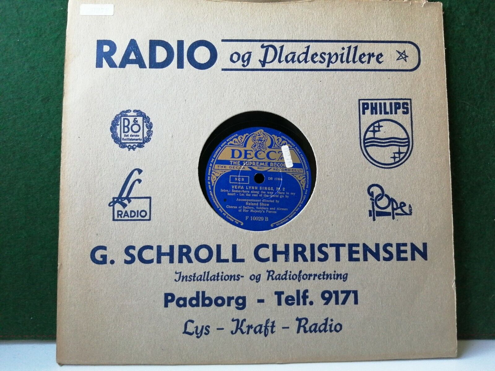 78 RPM  shellacVera Lynn sings wchorus of SailorsSoldiers and Airmen