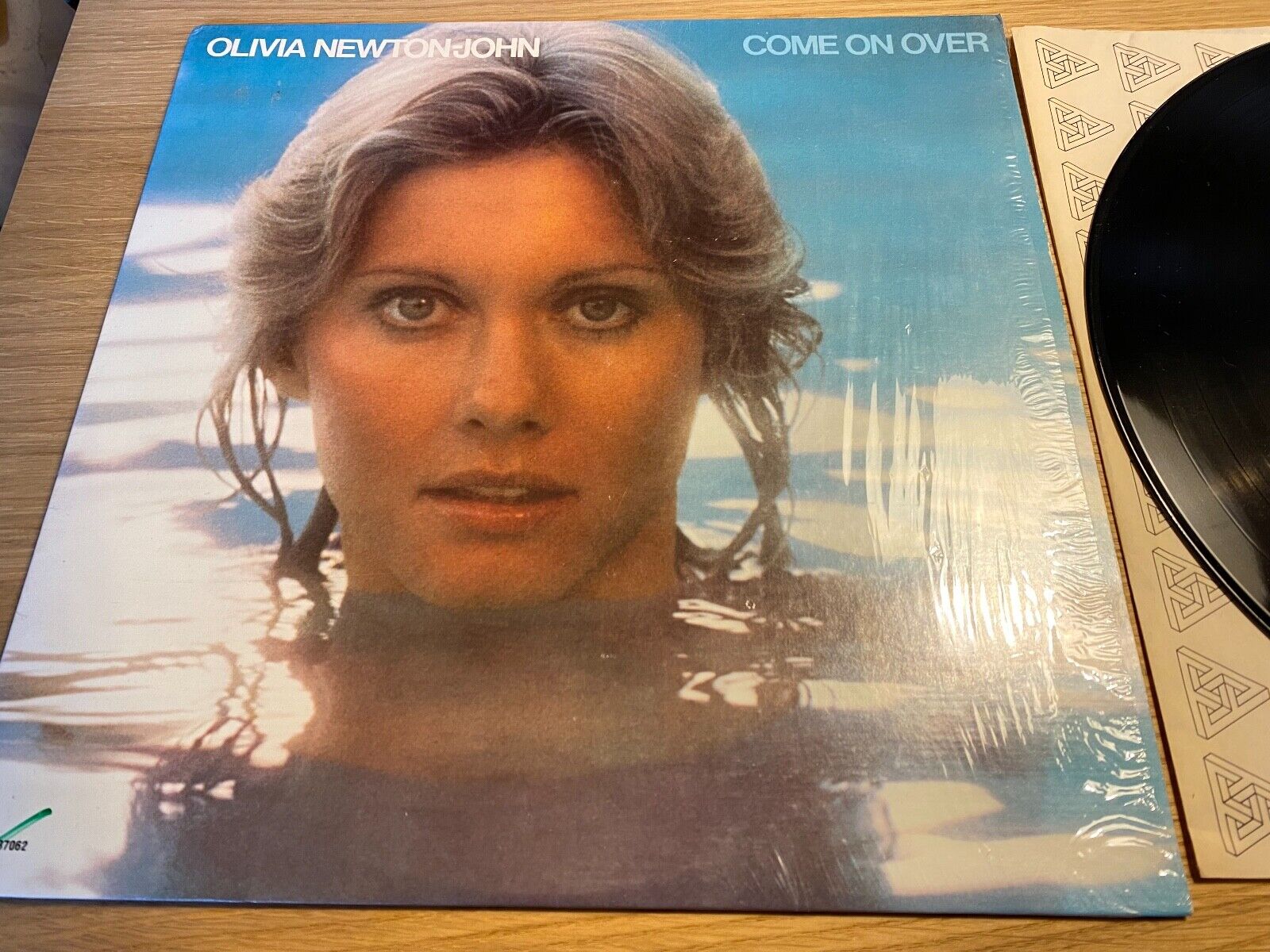 OLIVIA NEWTON JOHN "COME ON OVER" 1976/1980 MCA RECORDS VINYL 12 TRACK SHRINK US