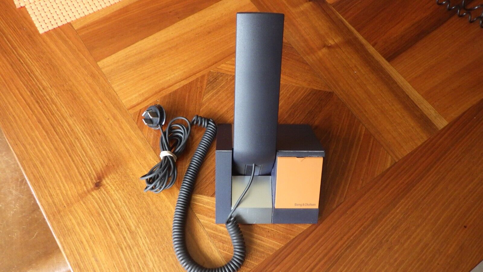 Bang  Olufsen Design Phone Beocom Table Base + Base Phone Orange/Black