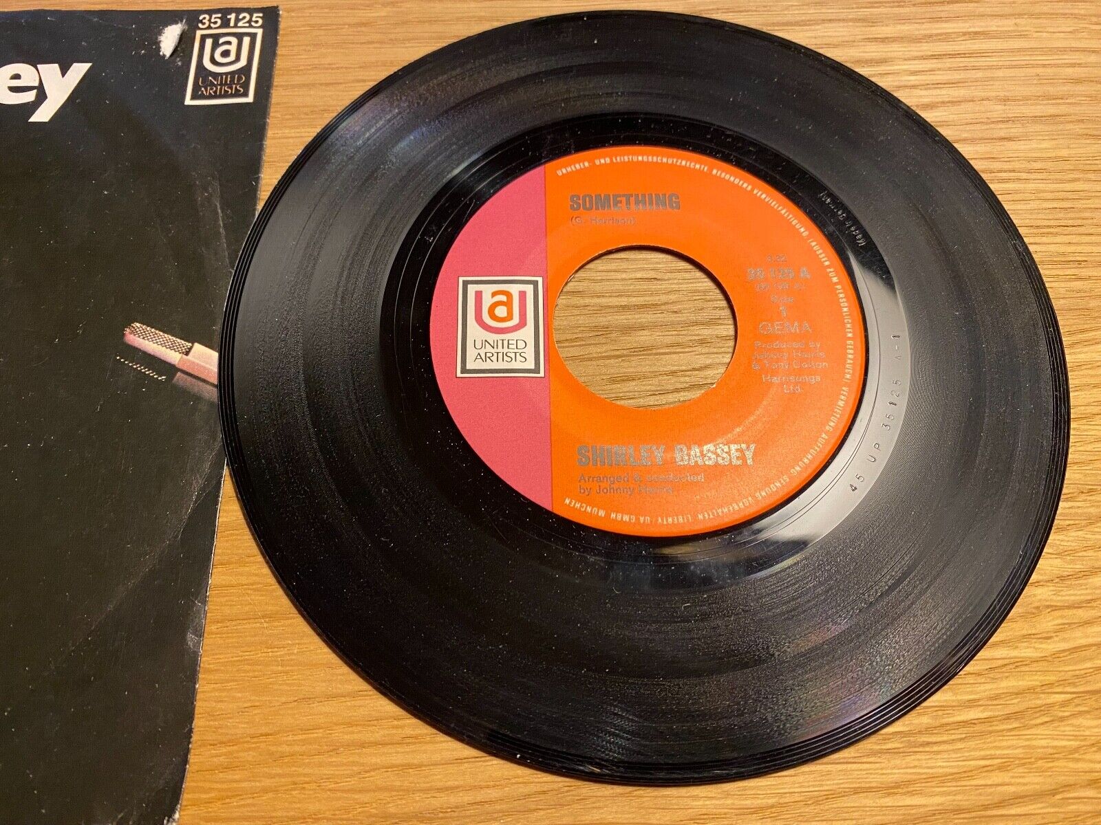 SHIRLEY BASSEY "SOMETHING / EASY TO BE HARD" 1970´S GERMAN PRESS SINGLE UNITED A