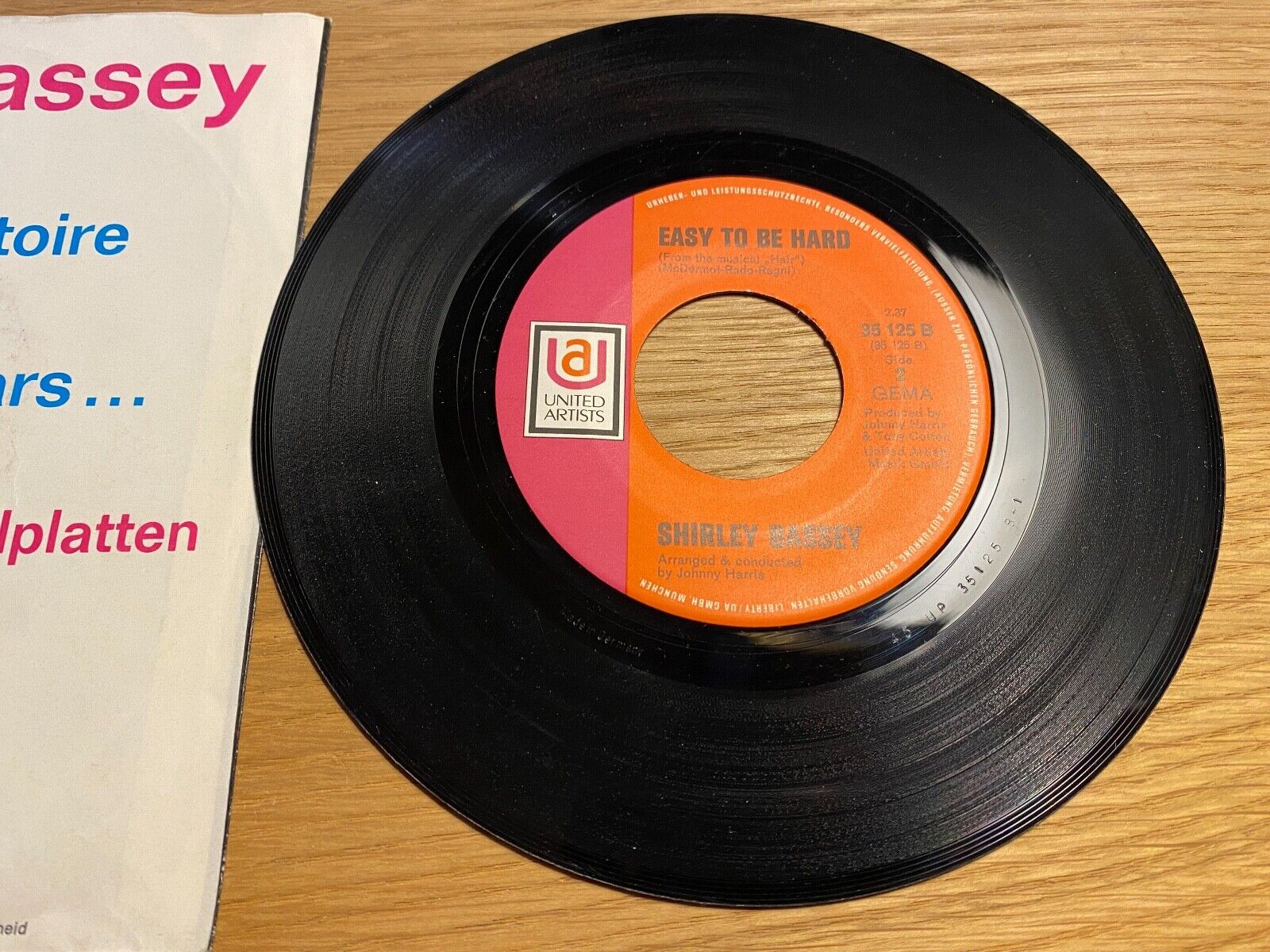 SHIRLEY BASSEY "SOMETHING / EASY TO BE HARD" 1970´S GERMAN PRESS SINGLE UNITED A