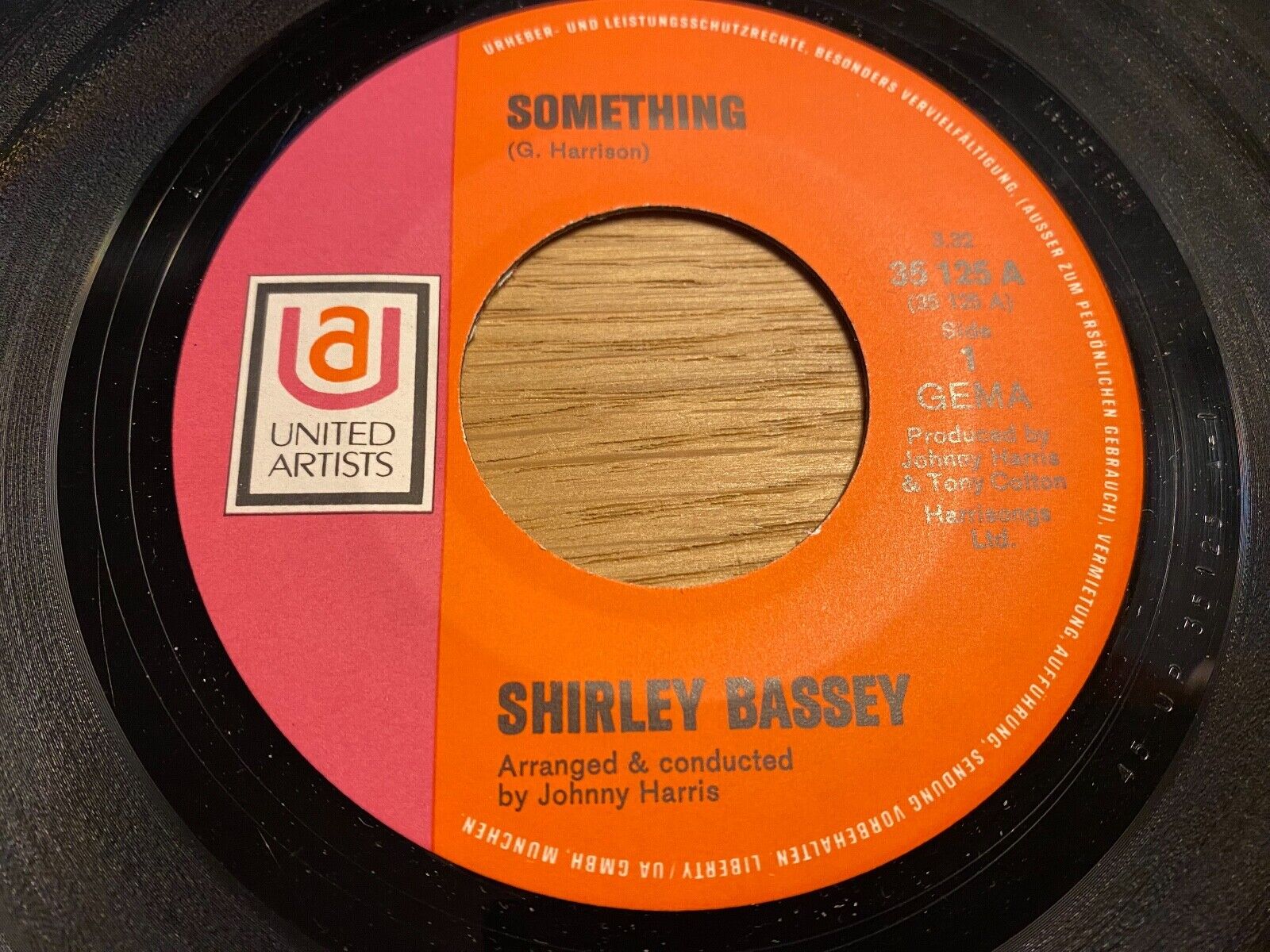 SHIRLEY BASSEY "SOMETHING / EASY TO BE HARD" 1970´S GERMAN PRESS SINGLE UNITED A