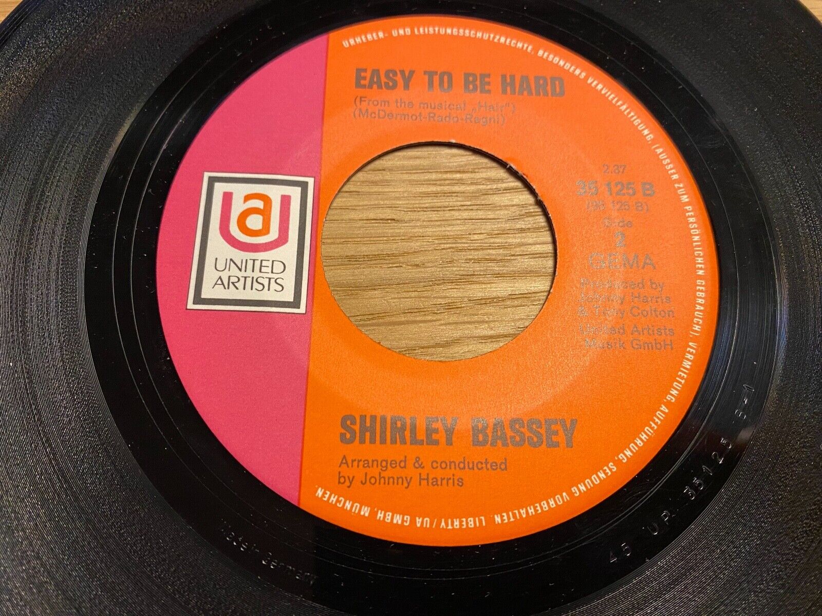 SHIRLEY BASSEY "SOMETHING / EASY TO BE HARD" 1970´S GERMAN PRESS SINGLE UNITED A