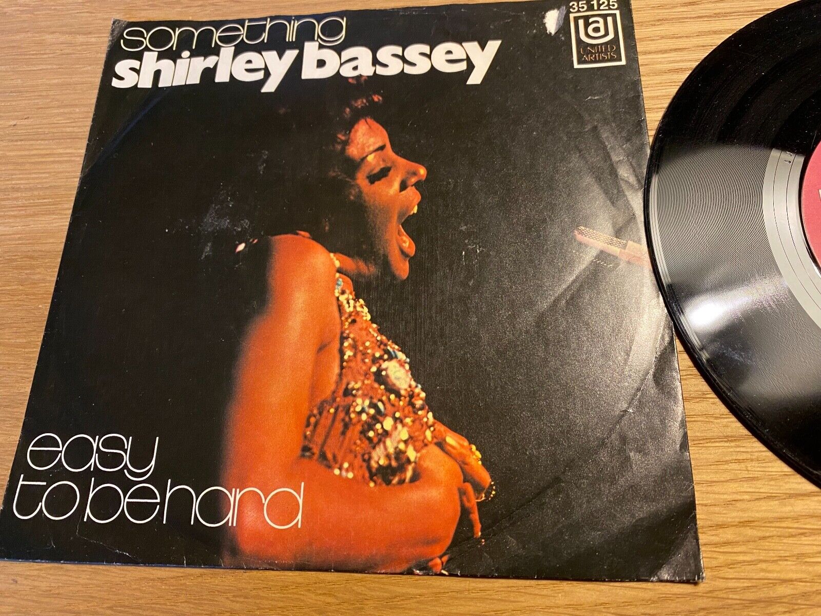 SHIRLEY BASSEY "SOMETHING / EASY TO BE HARD" 1970´S GERMAN PRESS SINGLE UNITED A