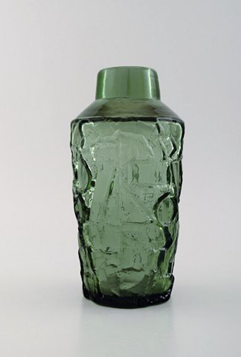 Finnish glass artist Vase in green mouth blown art glass Abstract motif