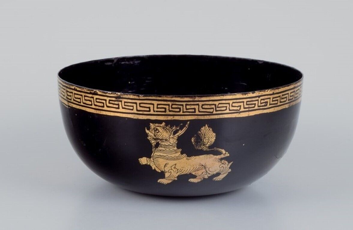 Five Asian bowls made of papier-mâché Decorated in gold and black