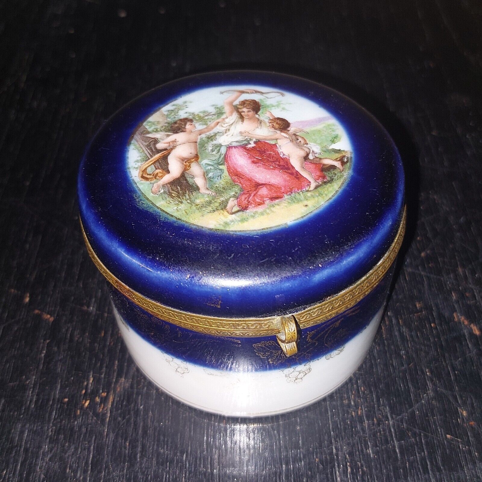 Old german porcelain box with romantic  dramatik scene motif on the lid