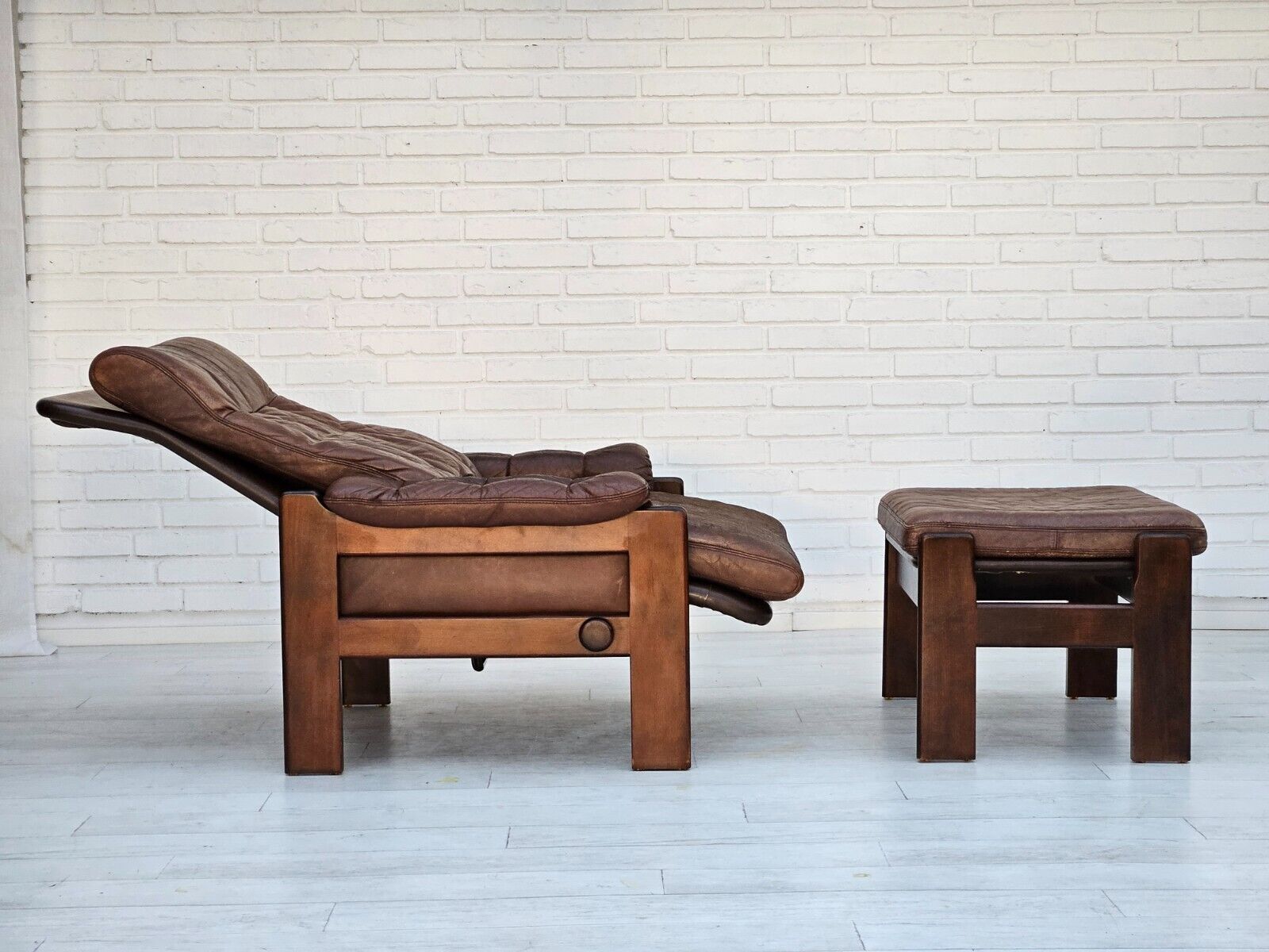 1970s Danish adjustable lounge chair with footstool brown leather by Skippers