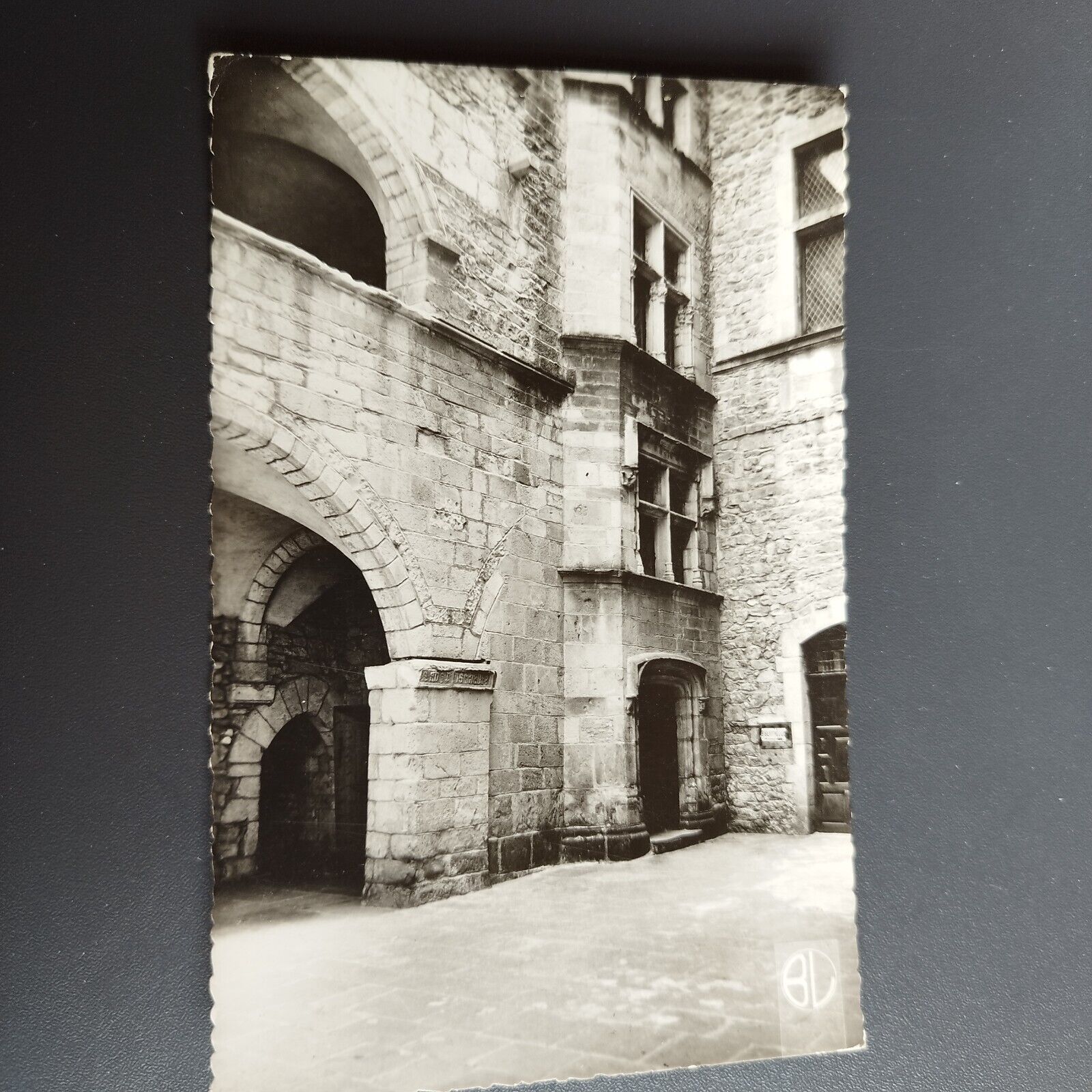 France Aubenas Cour intérieur du chateau 1960