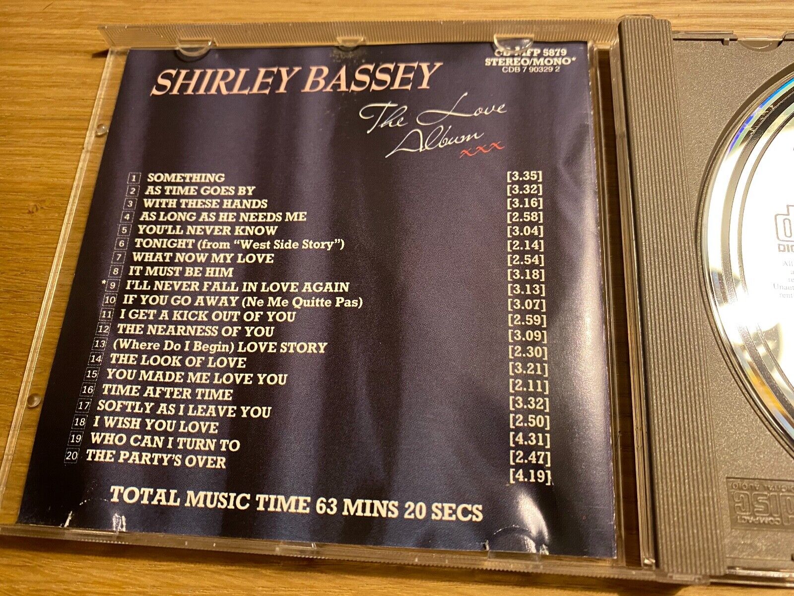 SHIRLEY BASSEY "THE LOVE ALBUM" 1990 UK CD ALBUM 20 TRACK EMI MUSIC FOR PLEASURE