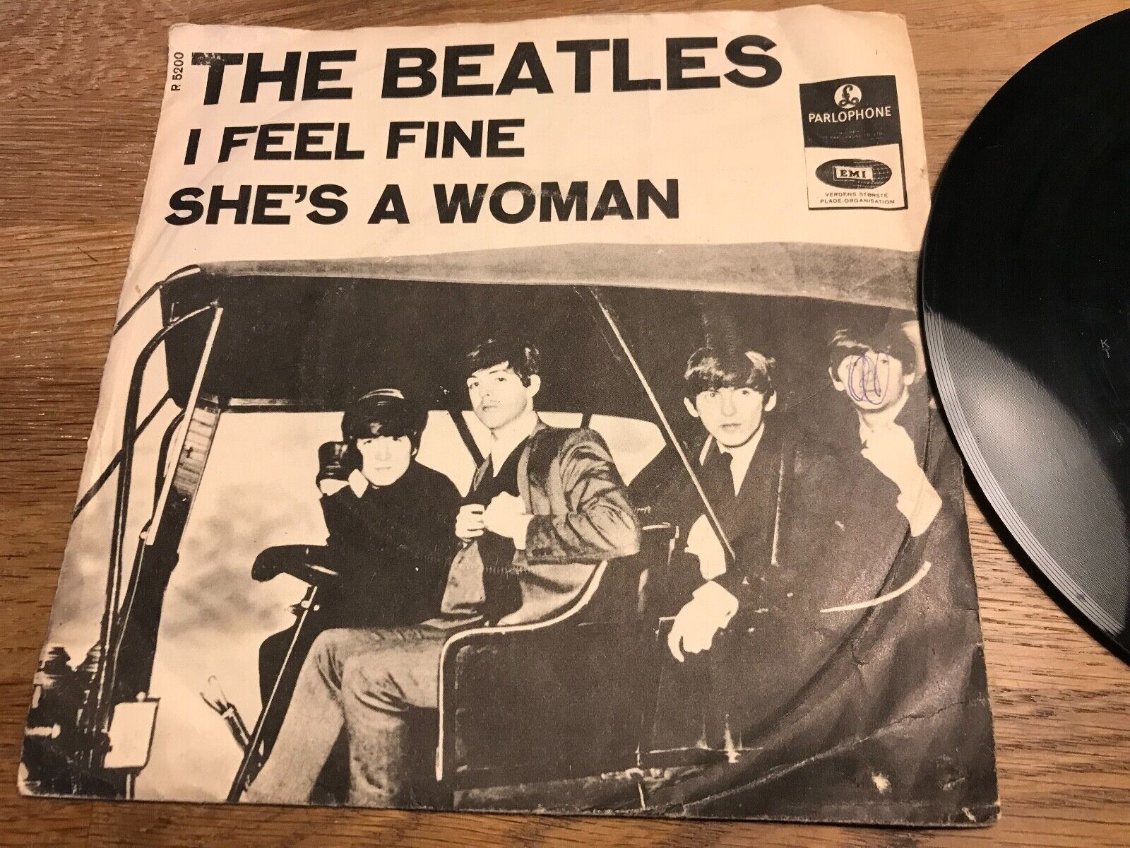 THE BEATLES "I FEEL FINE / SHE´S A WOMAN" 1964 DANISH PRESSED 7" VINYL SINGLE DK