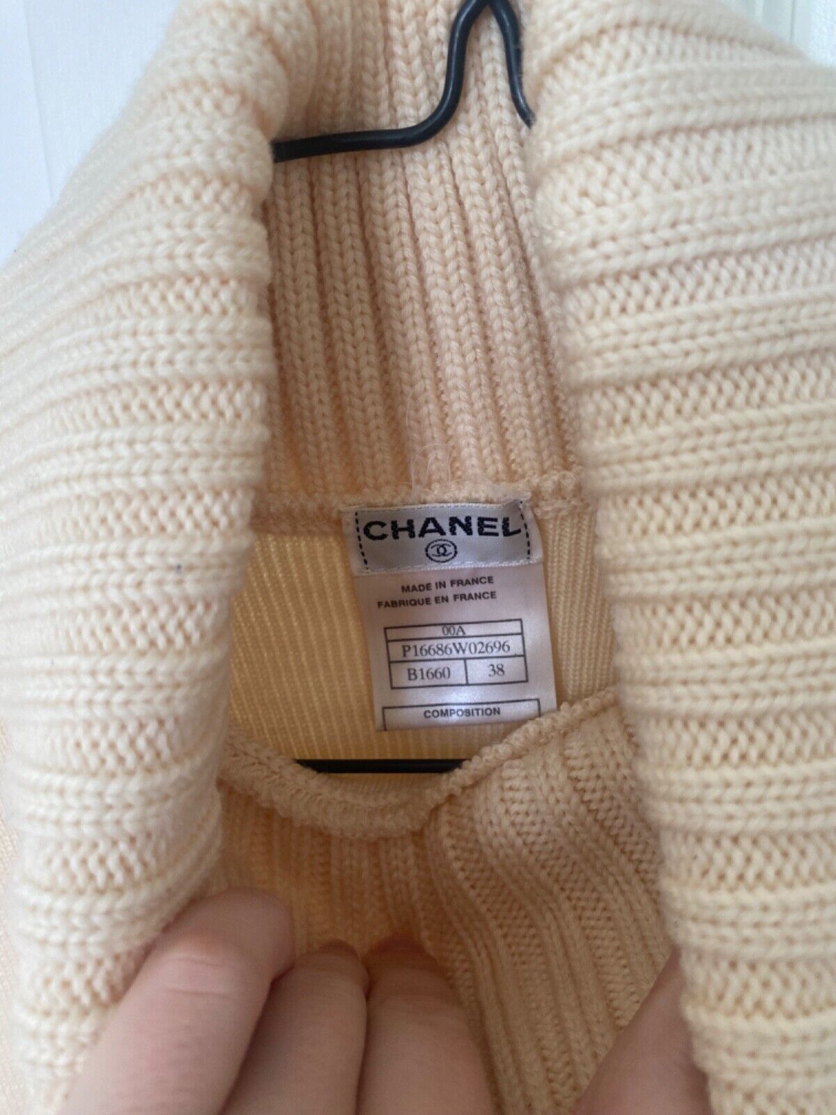 Chanel 100% wool sleeveless turtleneck top beige shell size 8 / small