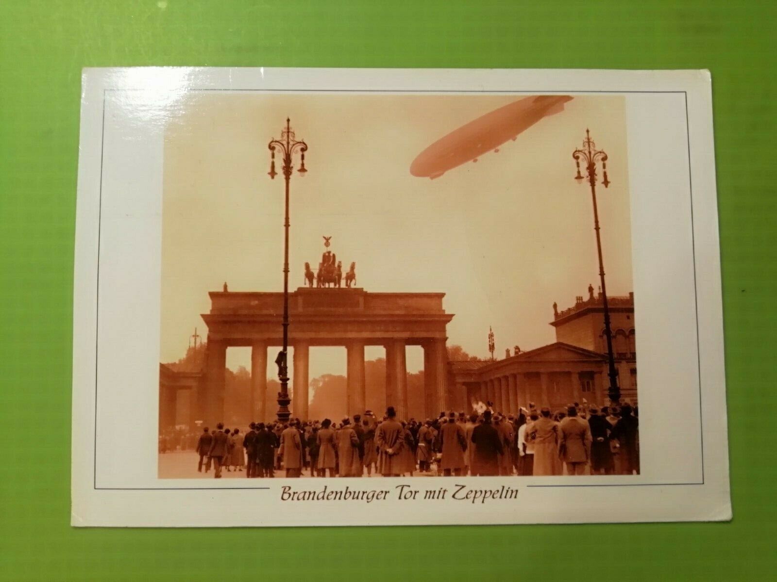 Aviation postcardGermanyBerlinBrandenburger Tor mit ZeppelinReprint 1996