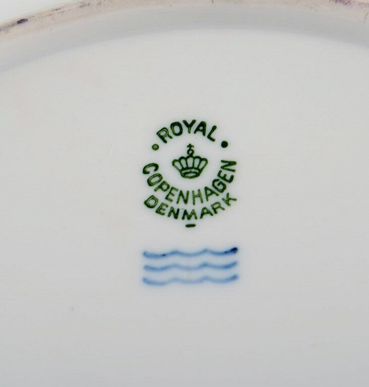 Royal Copenhagen plate in hand-painted porcelain with floral motif