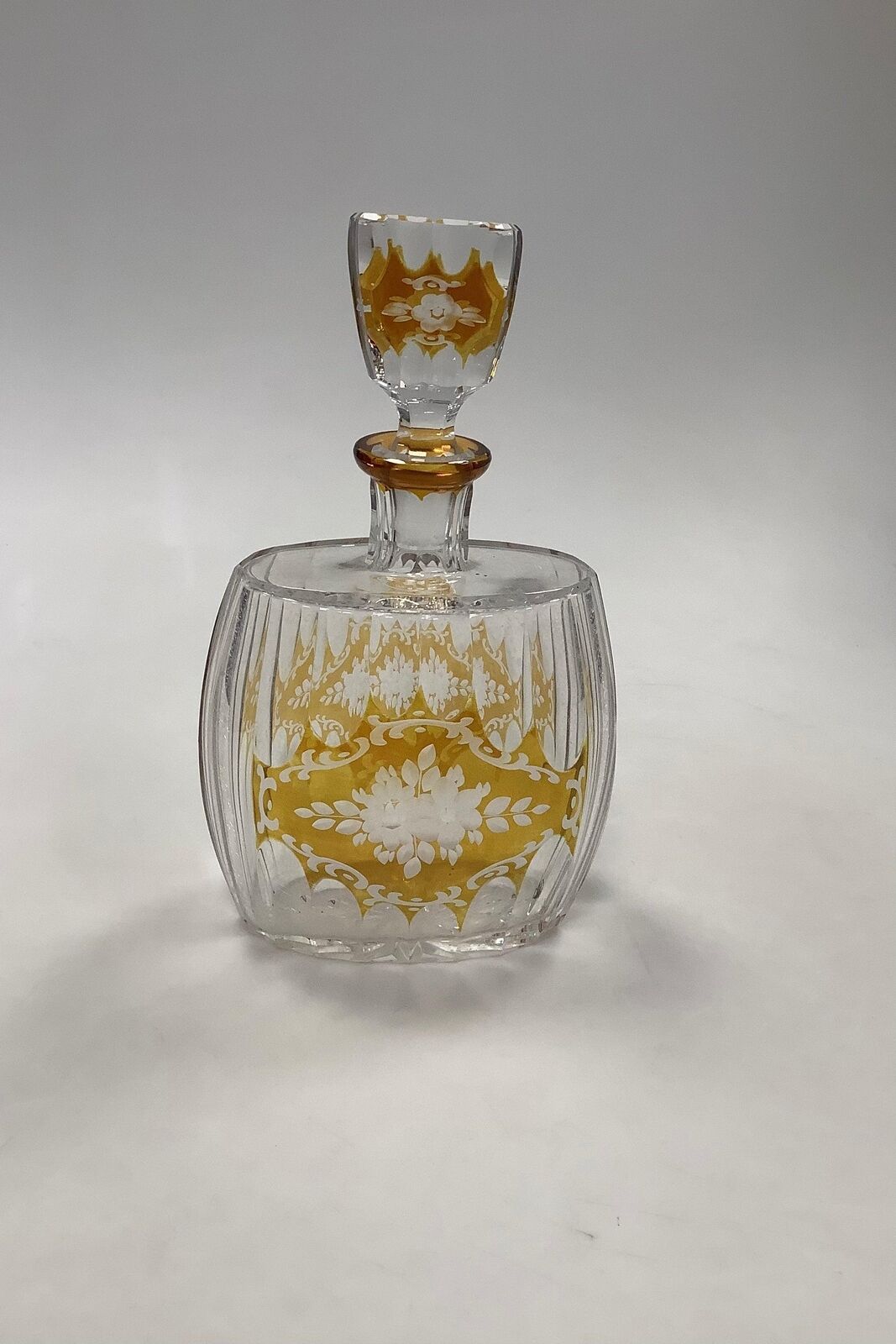 Beautiful Decanter in clear and yellow Glass Measures 26cm / 1024 inch