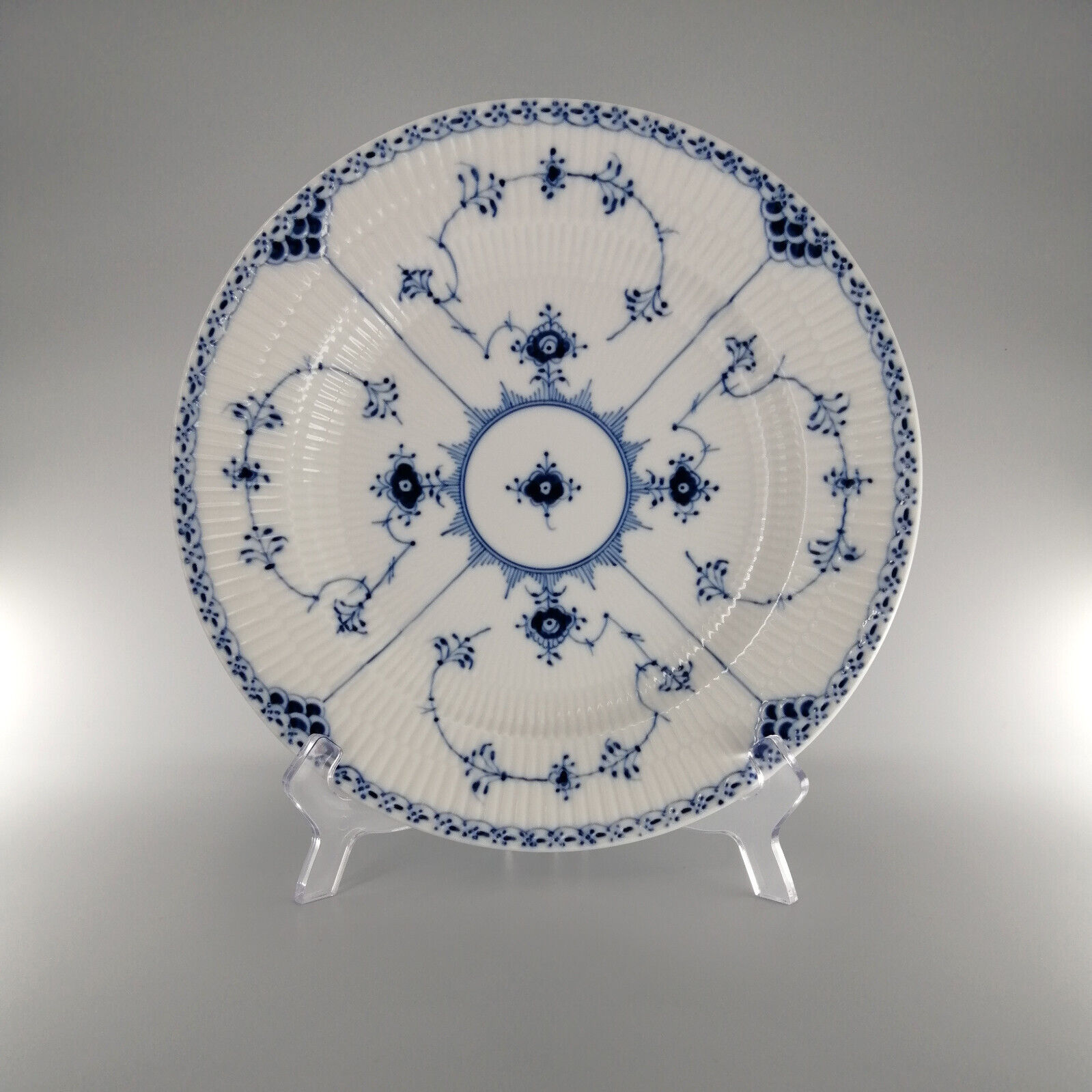 Royal Copenhagen Blue Fluted Half Lace Plate (25 cm) - #624