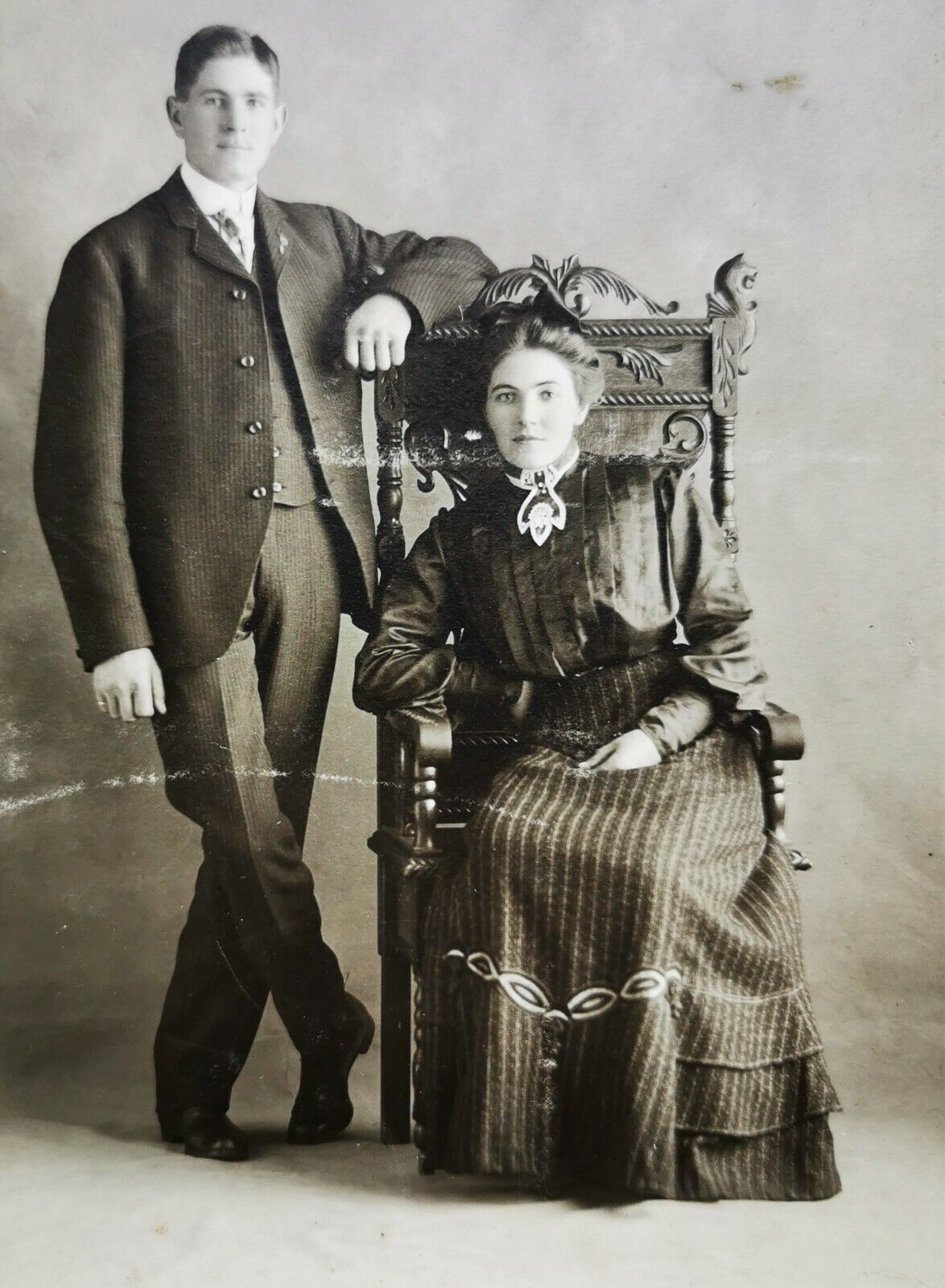 Cabinet card photo:  Portrait of handsome young couple from around 1900  Fx853