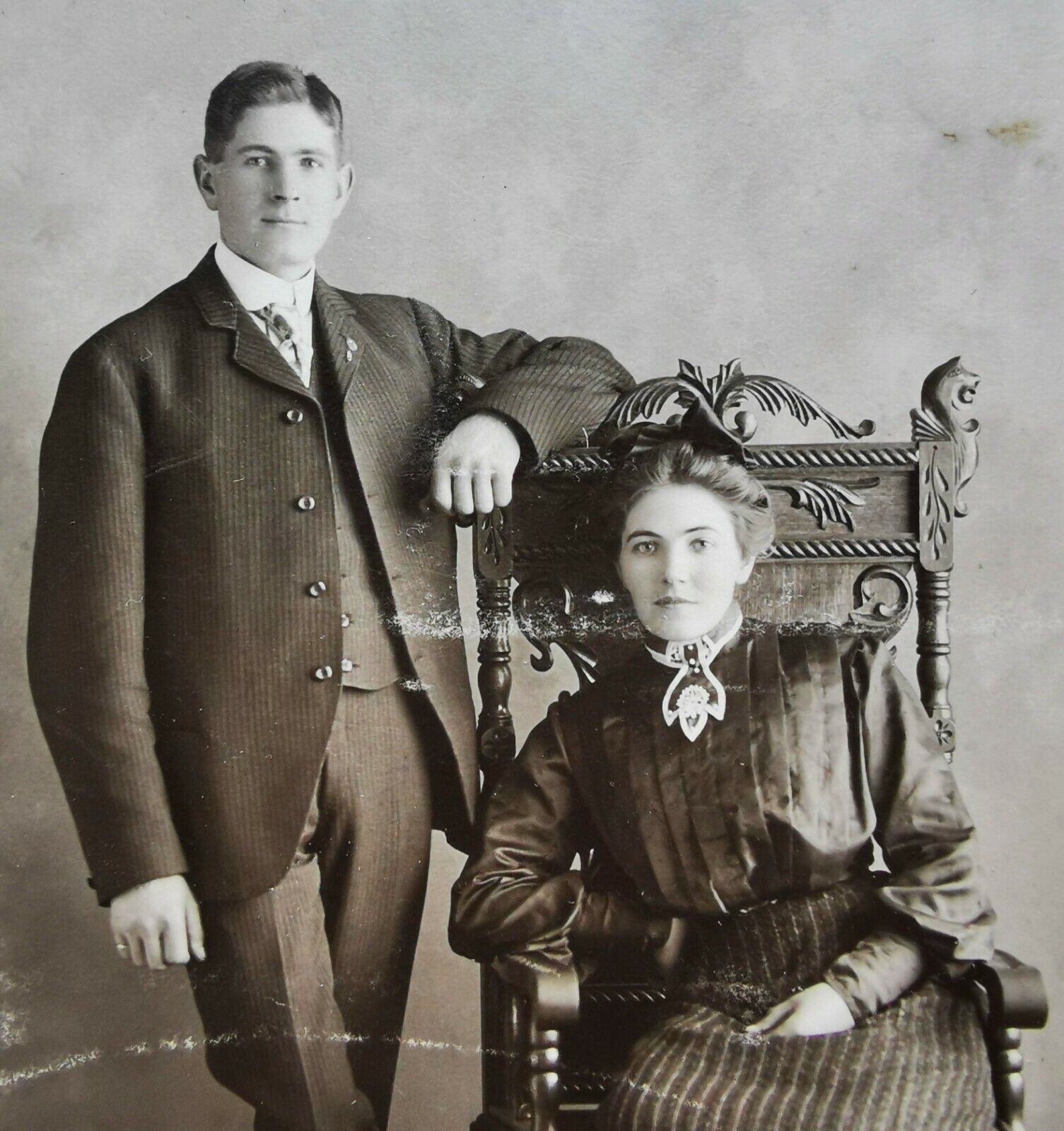 Cabinet card photo:  Portrait of handsome young couple from around 1900  Fx853