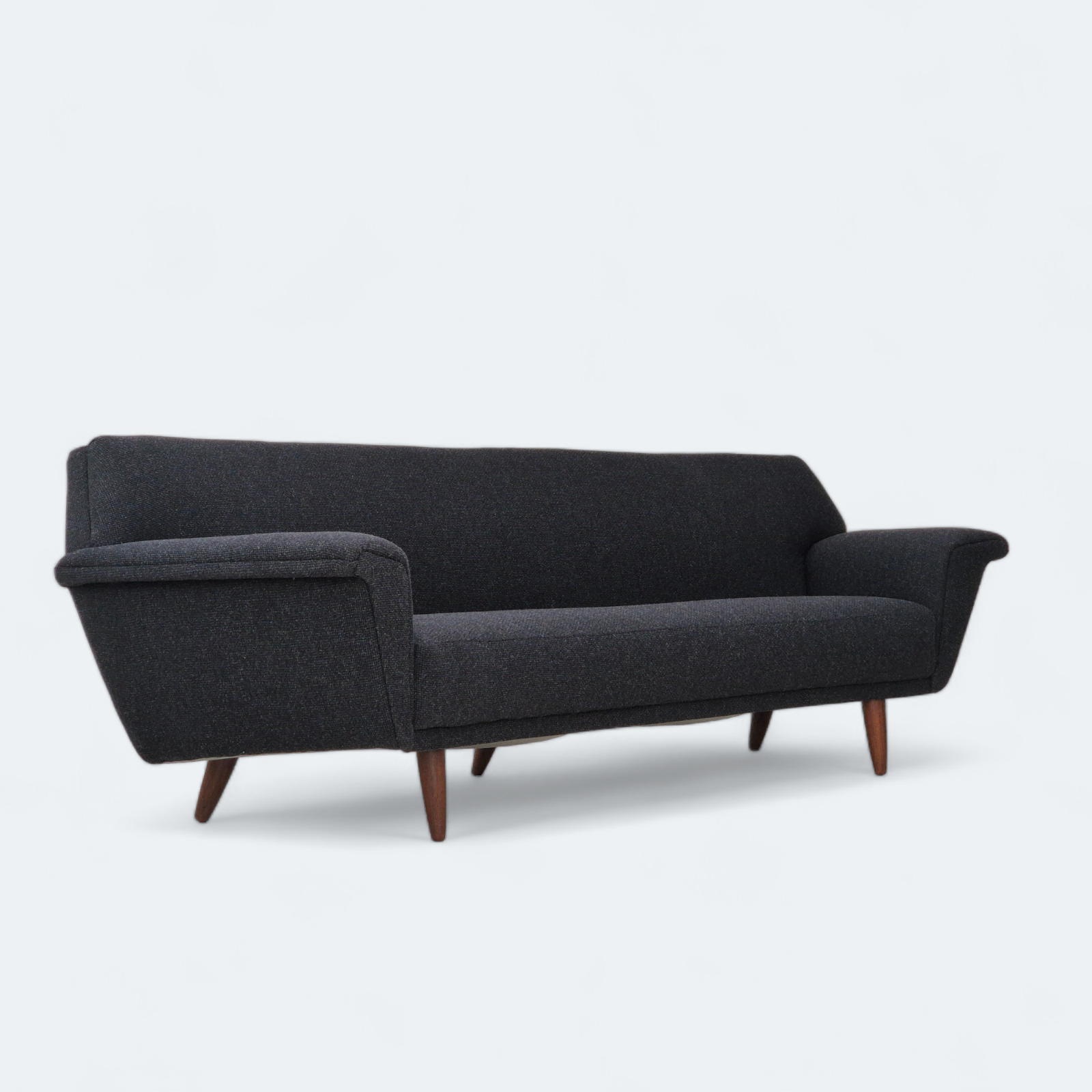 1960s Danish design by Georg Thams for Vejen Polstermøbelfabrik reupholstered