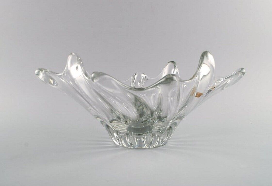 Muhr France Large bowl in clear mouth-blown art glass with wavy edge 1970s