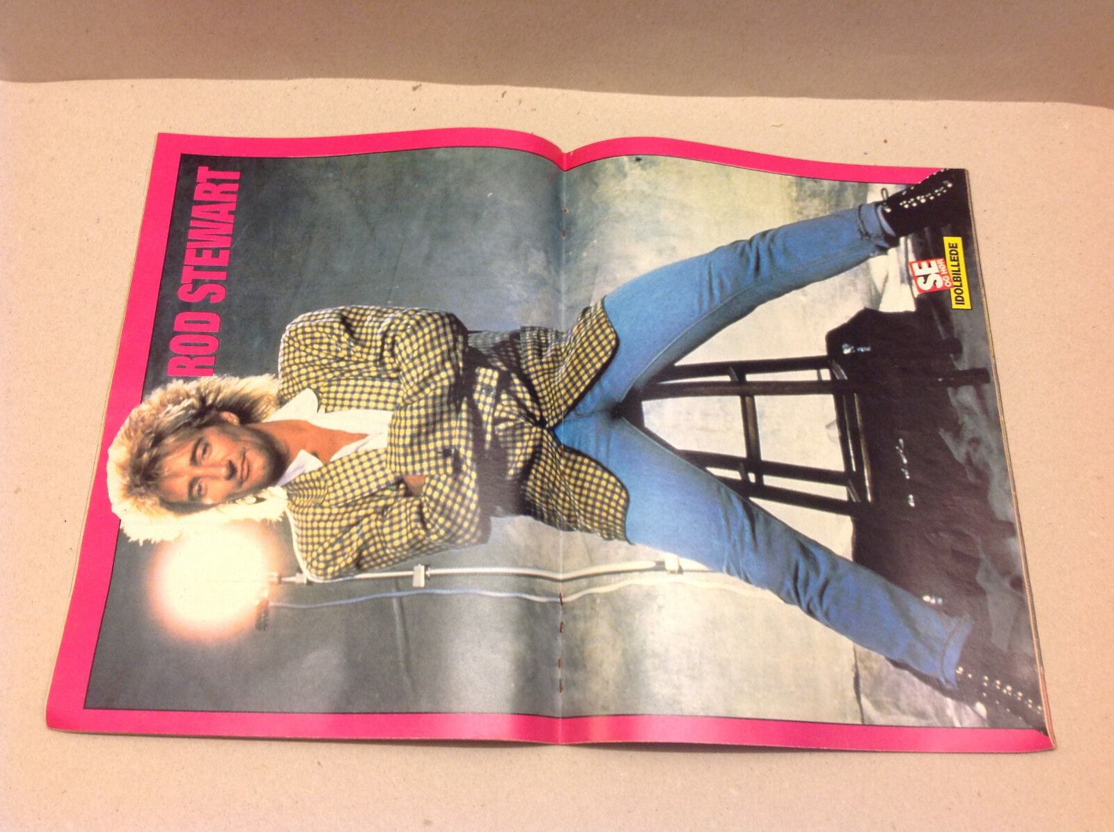 ROD STEWART POSTER INSIDE + PRINCESS DIANA AND CHARLES VTG Danish Magazine 1986