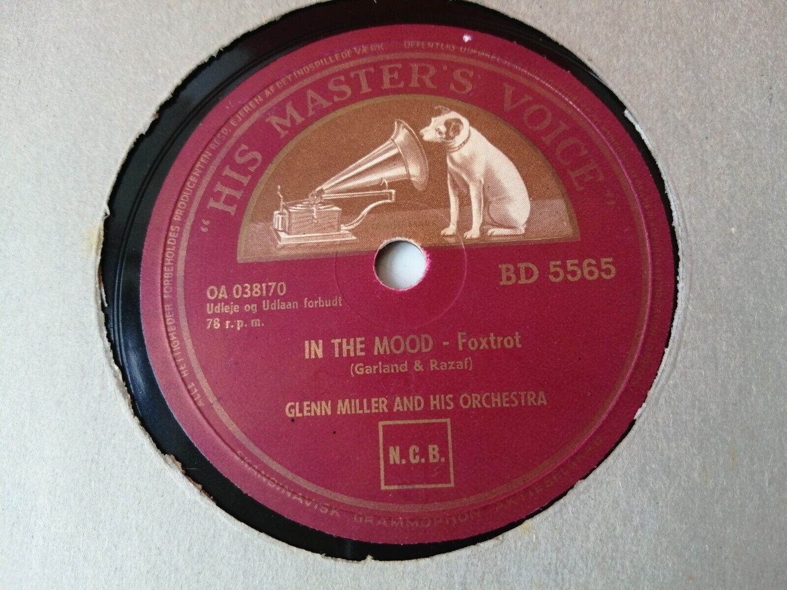 78 RPM  shellacGLENN MILLEROut Of Space/In The Mood HMV BD 5565 G+