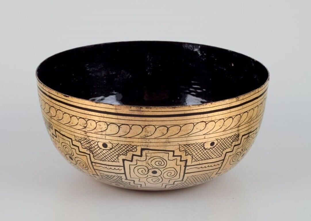 Four Asian bowls made of papier-mâché Decorated in gold and black