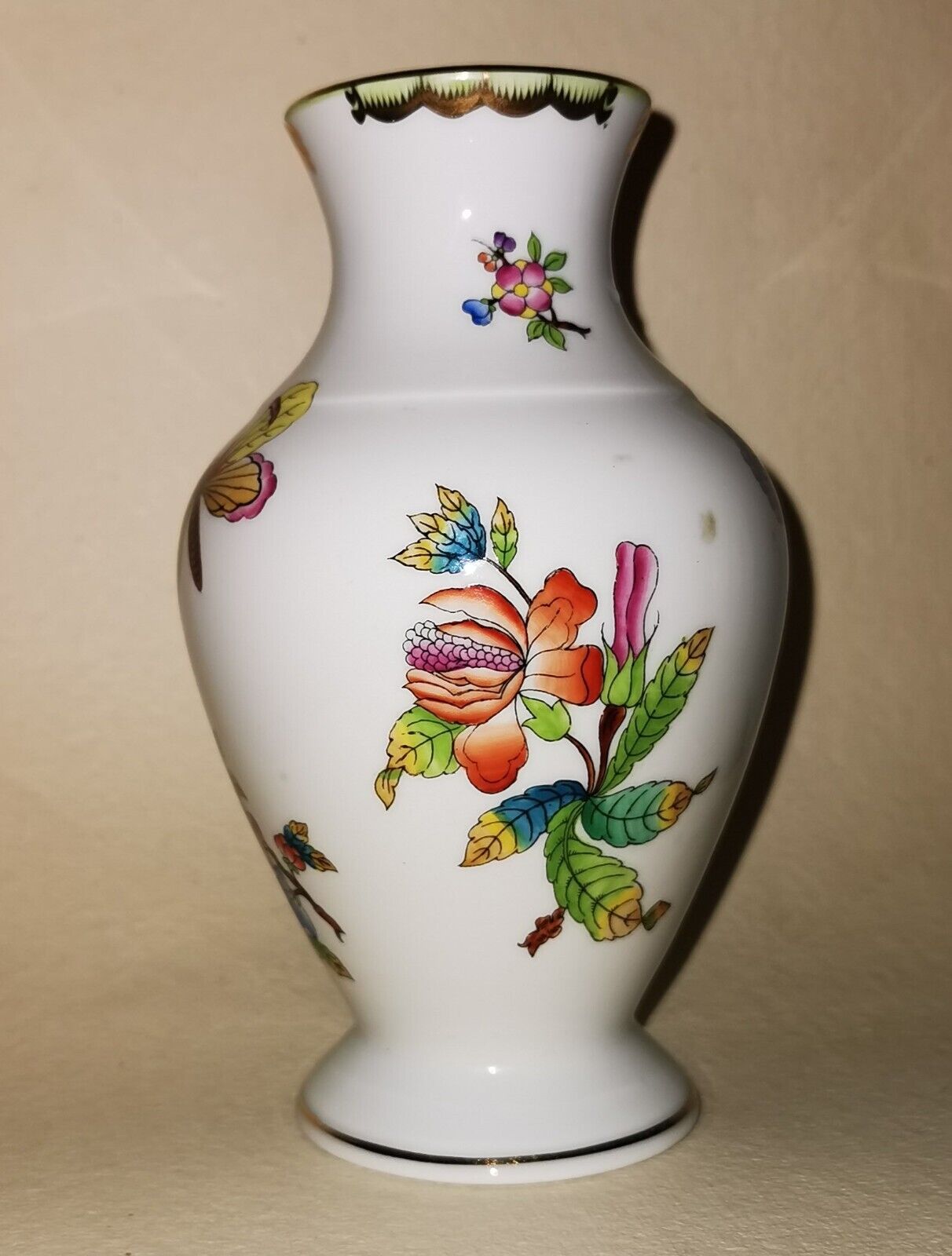 Elegant porcelain vase - Butterflies and flower decoration from Herend Hungary