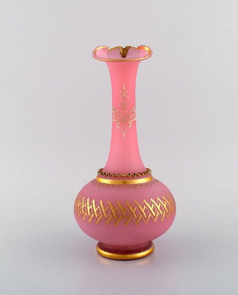 Large vase in pink mouth-blown art glass decorated with 24 carat gold leaf