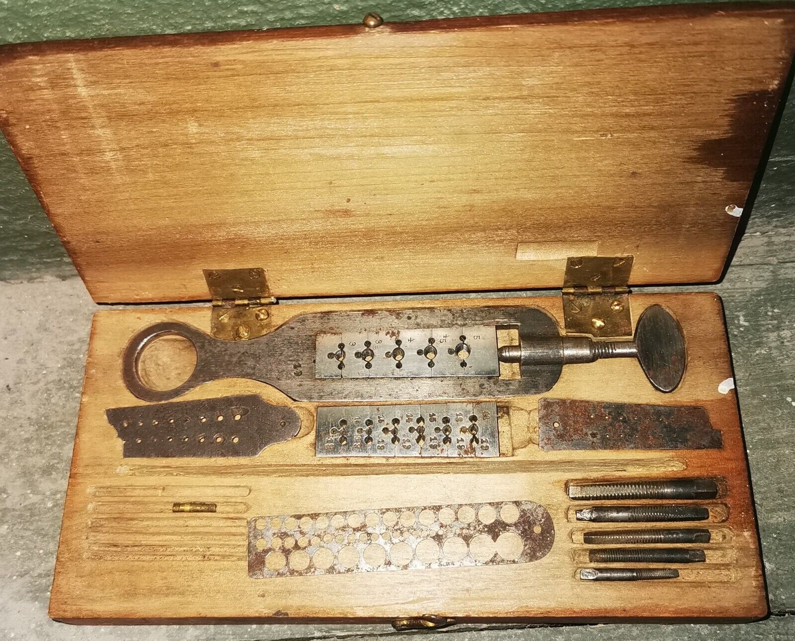 Vintage box in wood with old metal tool measuring device - For use by ?