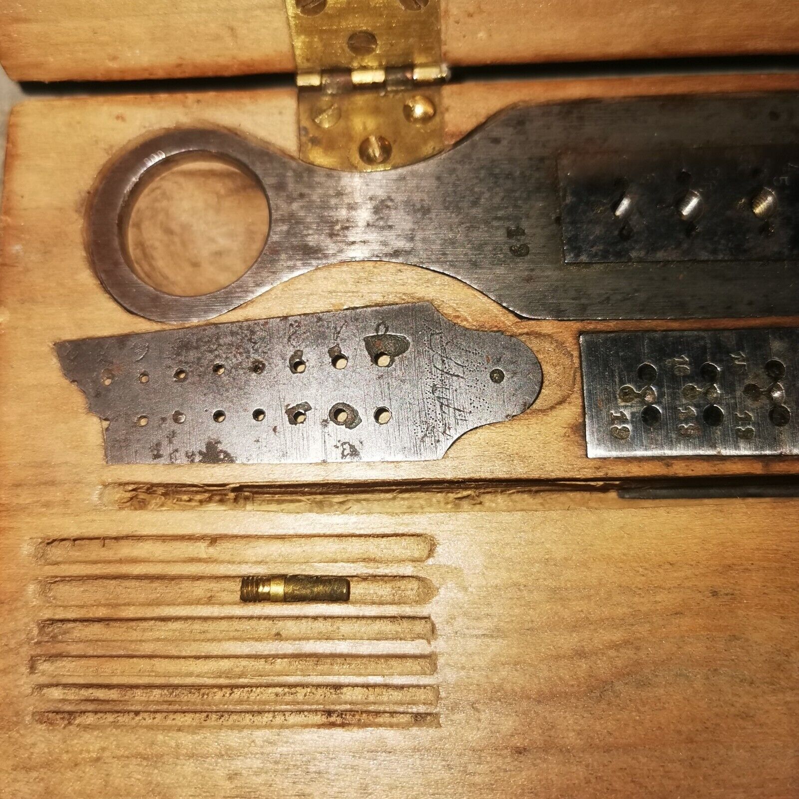 Vintage box in wood with old metal tool measuring device - For use by ?