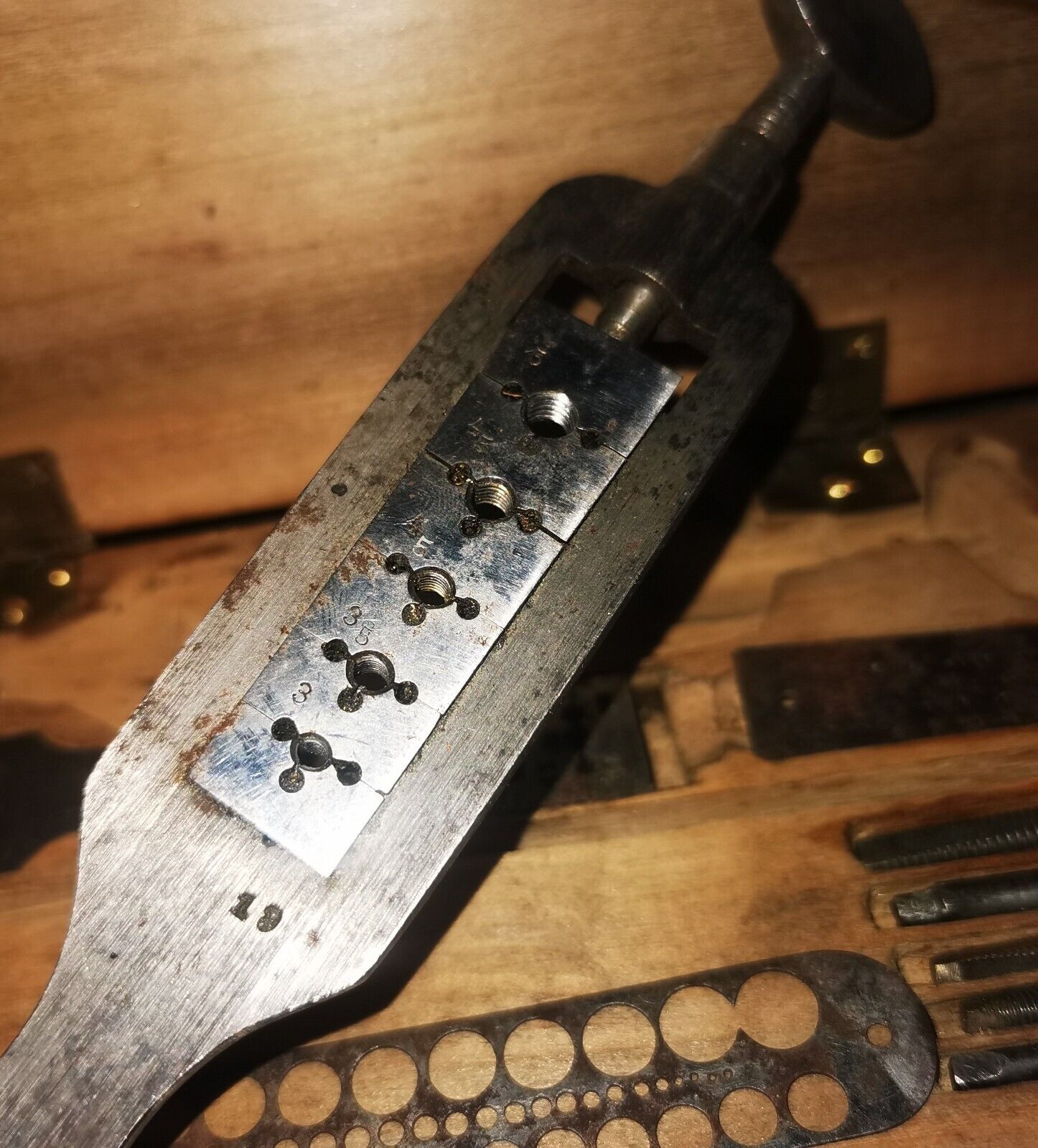 Vintage box in wood with old metal tool measuring device - For use by ?