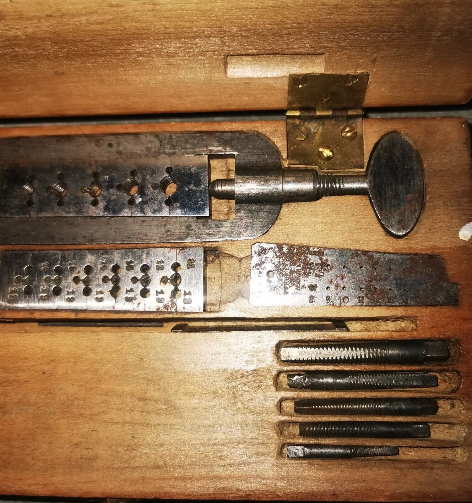 Vintage box in wood with old metal tool measuring device - For use by ?