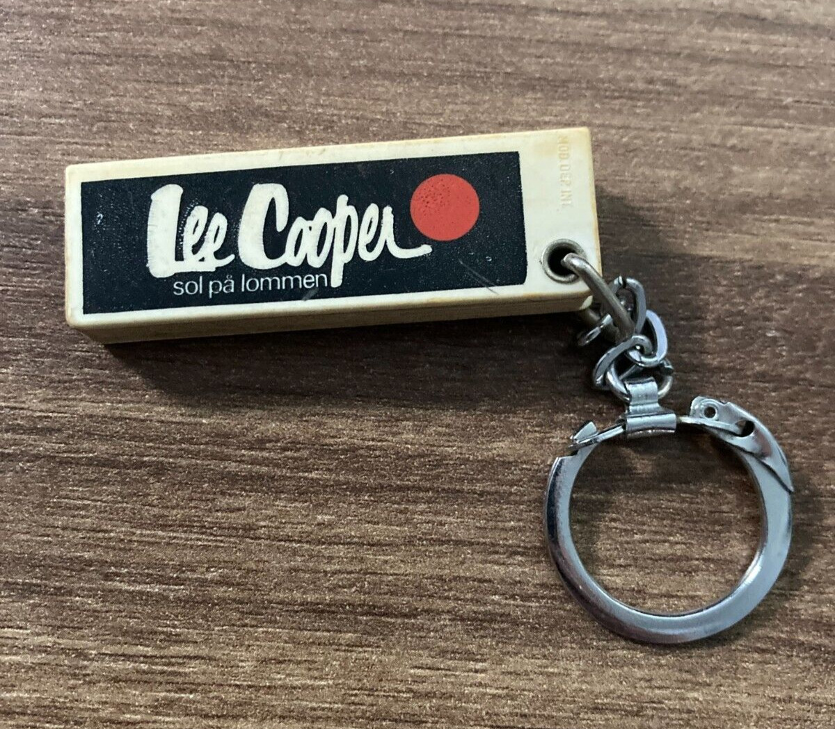 Vintage Lee Cooper Keychain - Sol på Lommen Promotional Collectible